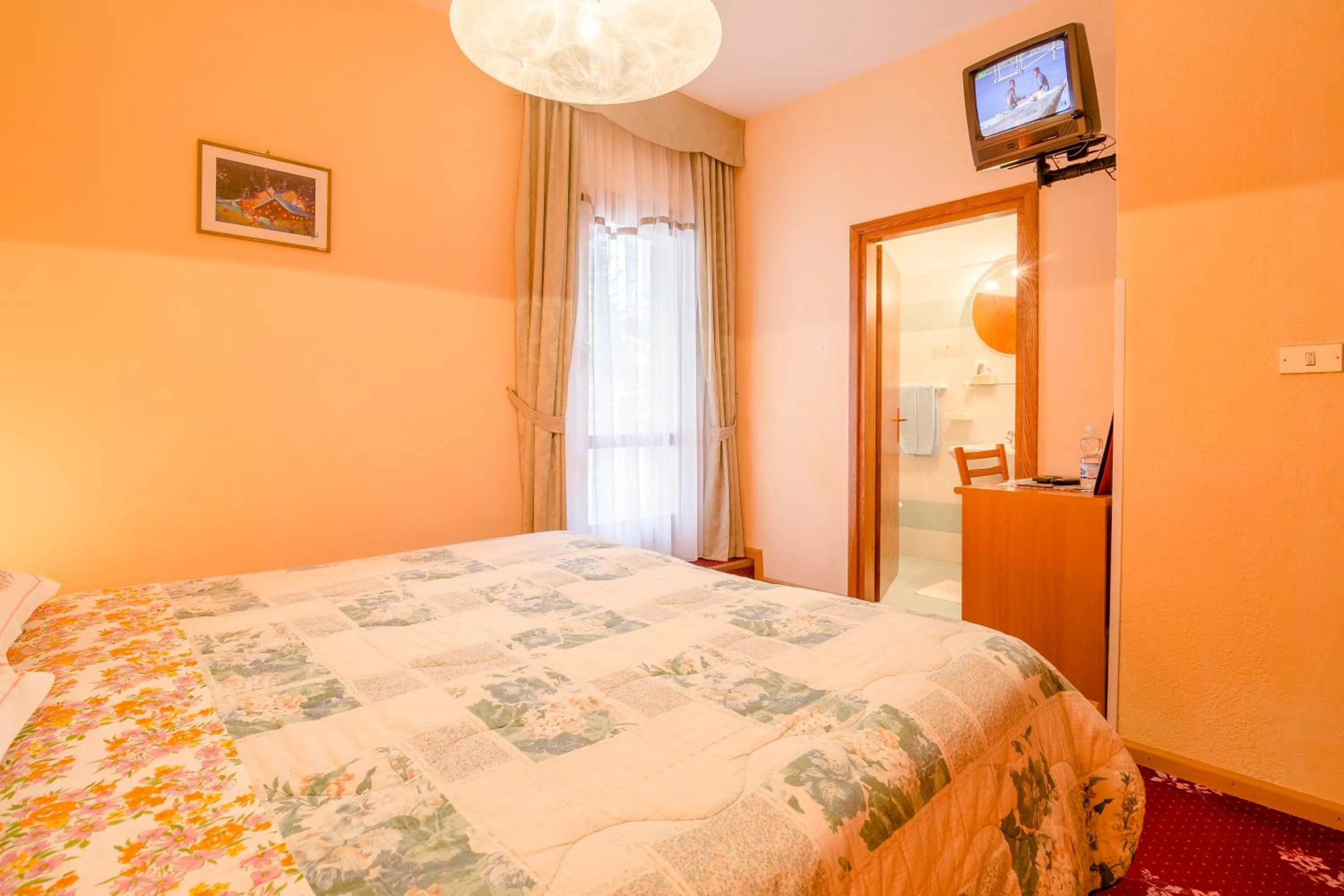 Bed in Albergo Genzianella