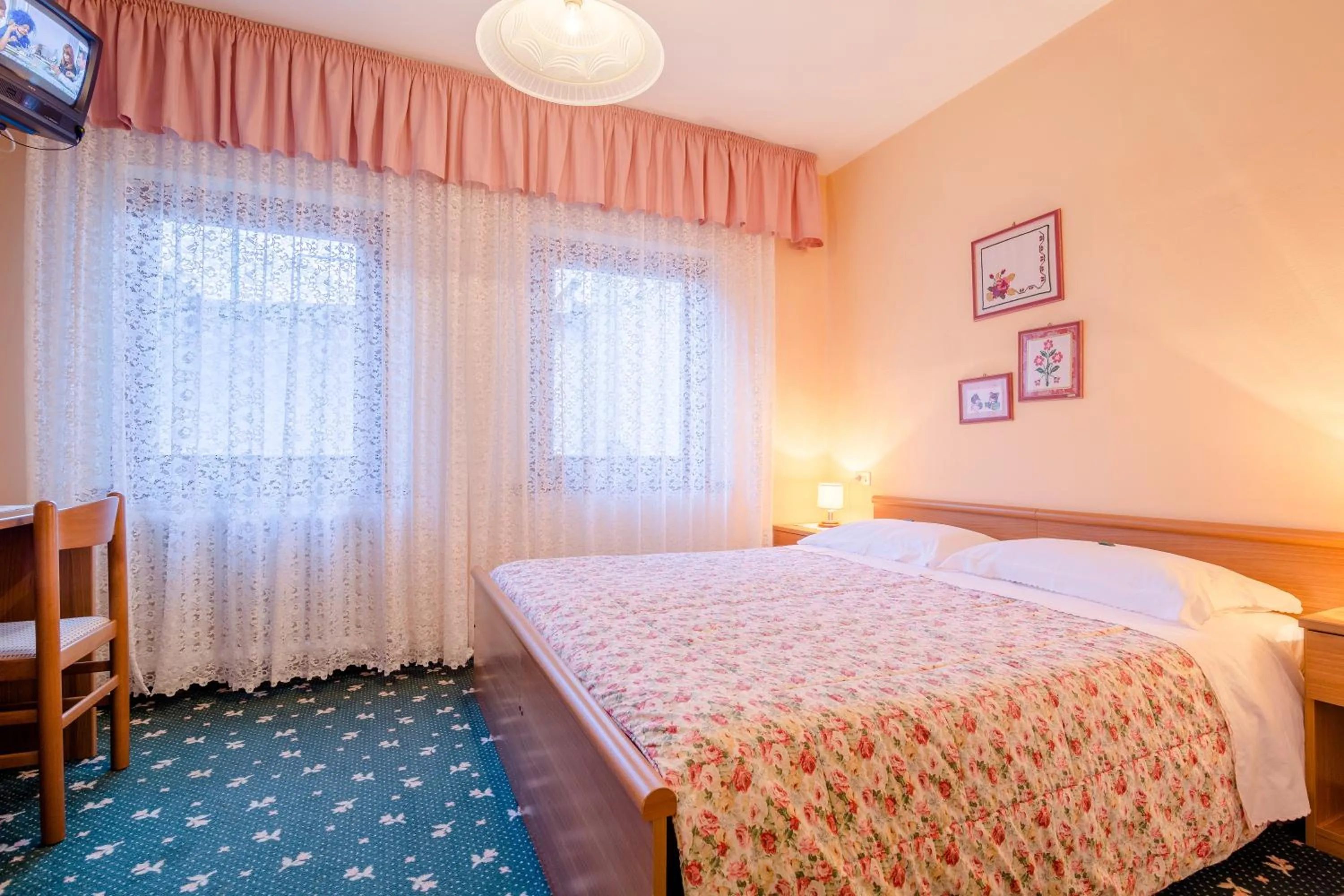 Bed in Albergo Genzianella