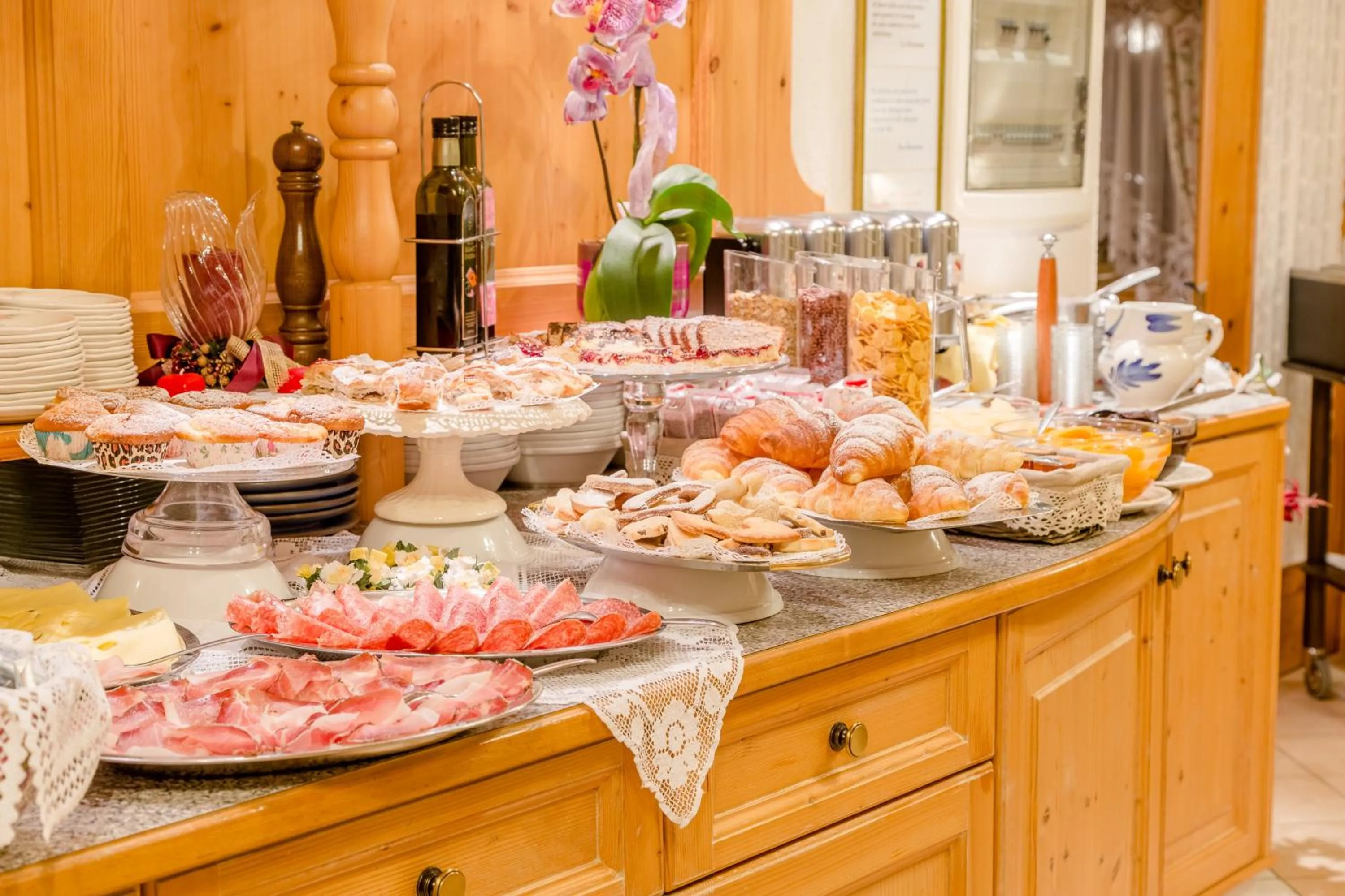 Buffet breakfast in Albergo Genzianella