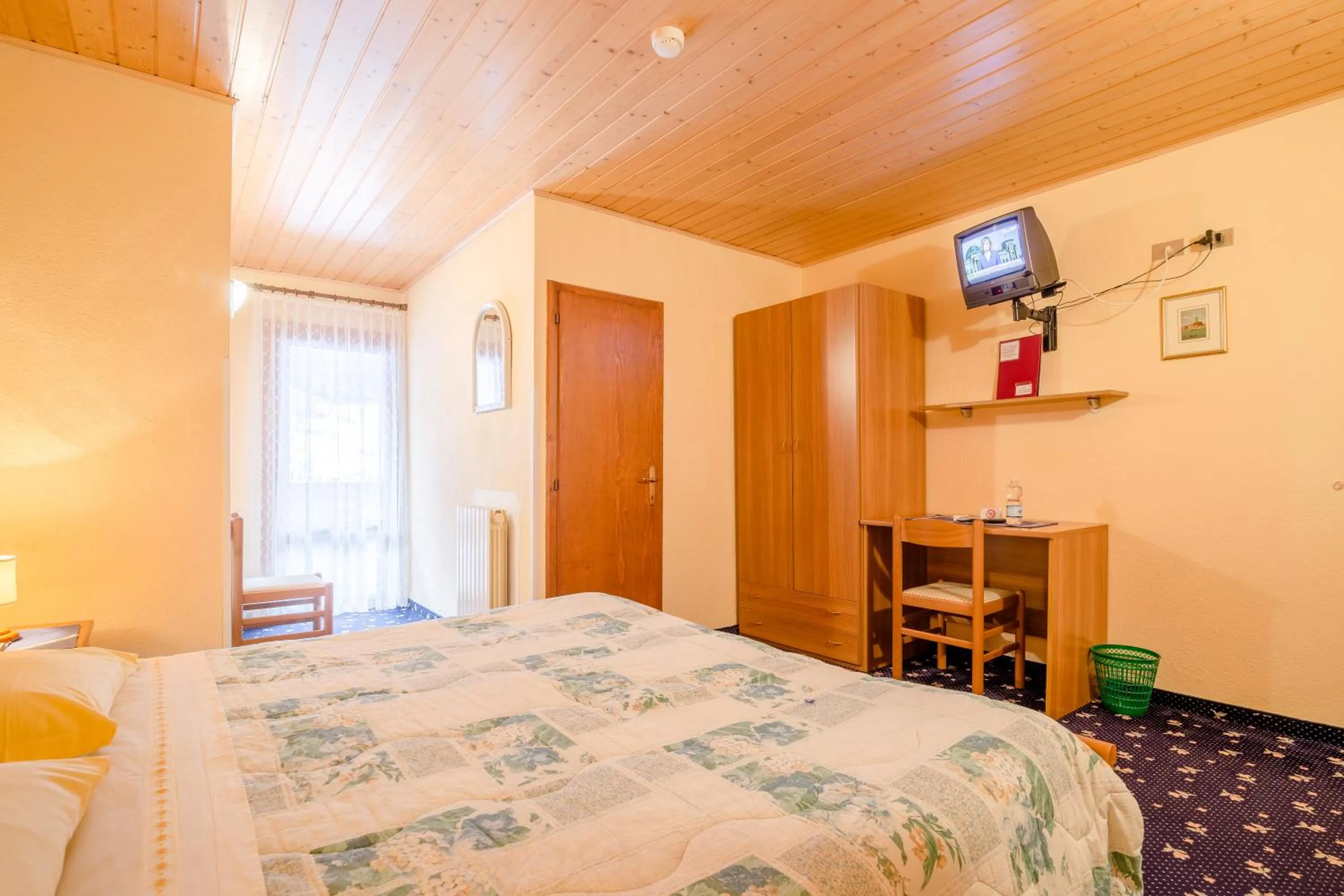 Bed in Albergo Genzianella