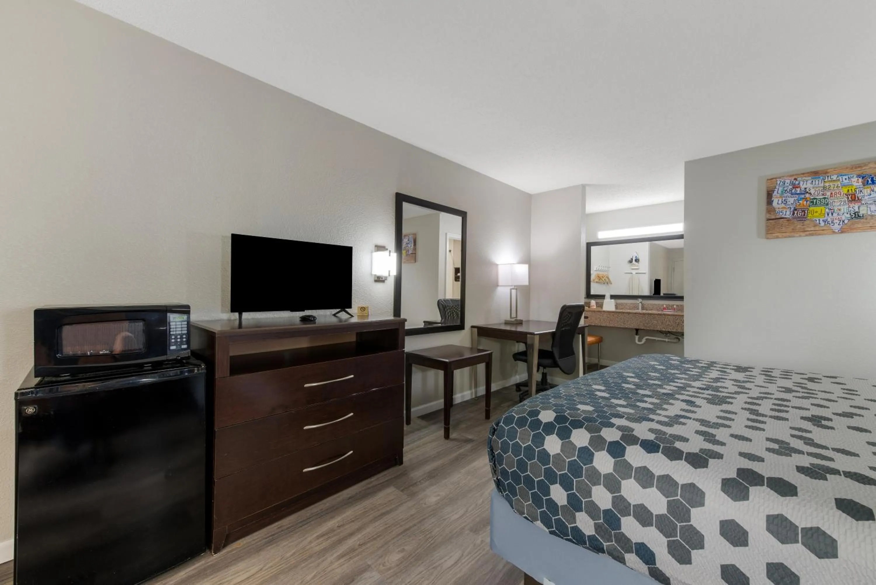 Bed in Econo Lodge Cheraw Market Street