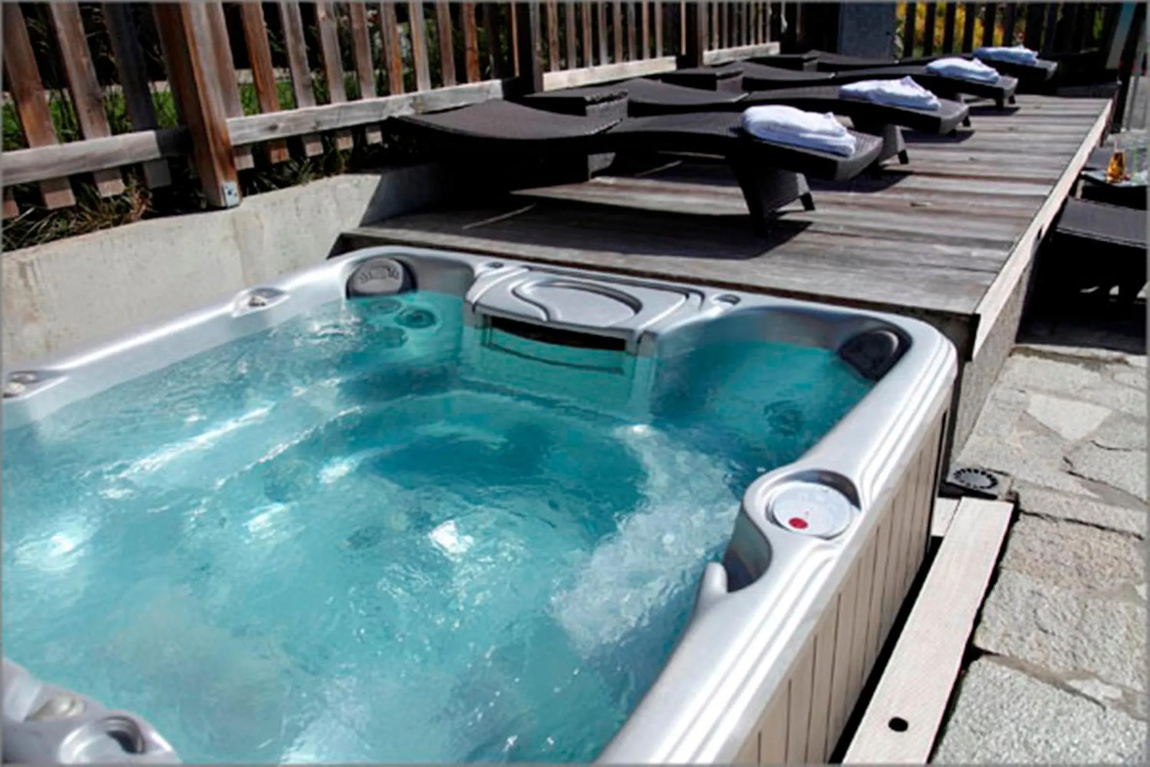 Hot Tub in Hôtel La Ferme du Chozal, Chalet de tradition