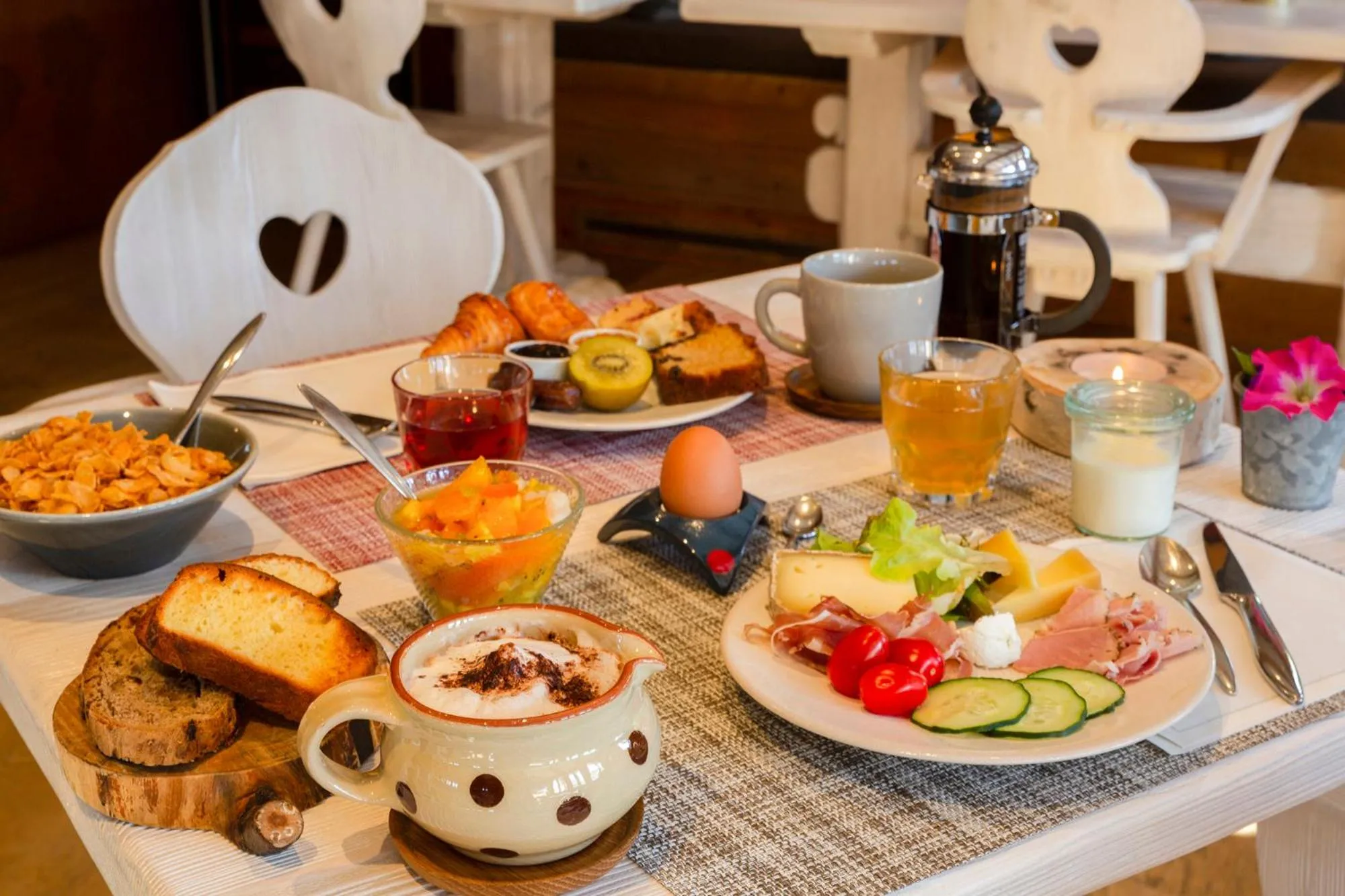 Breakfast in Hôtel La Ferme du Chozal, Chalet de tradition