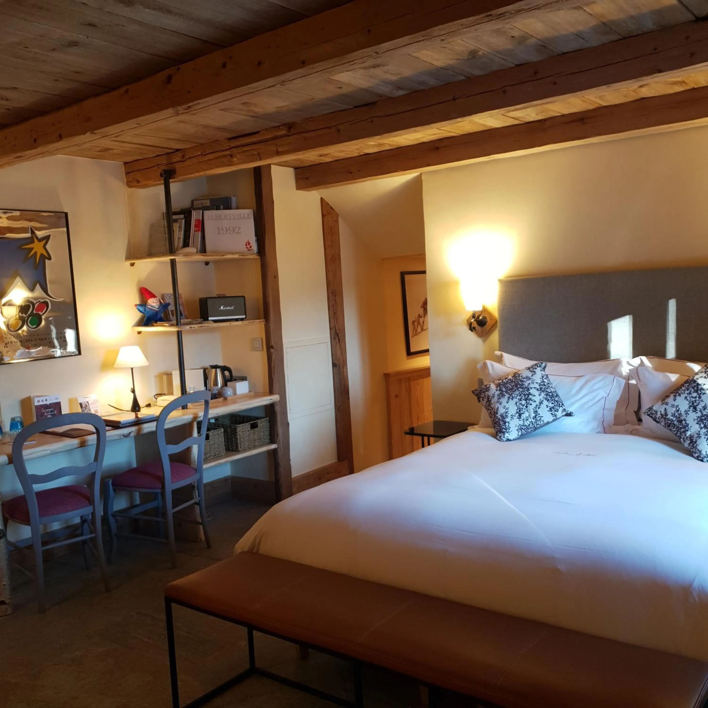 Bed in Hôtel La Ferme du Chozal, Chalet de tradition