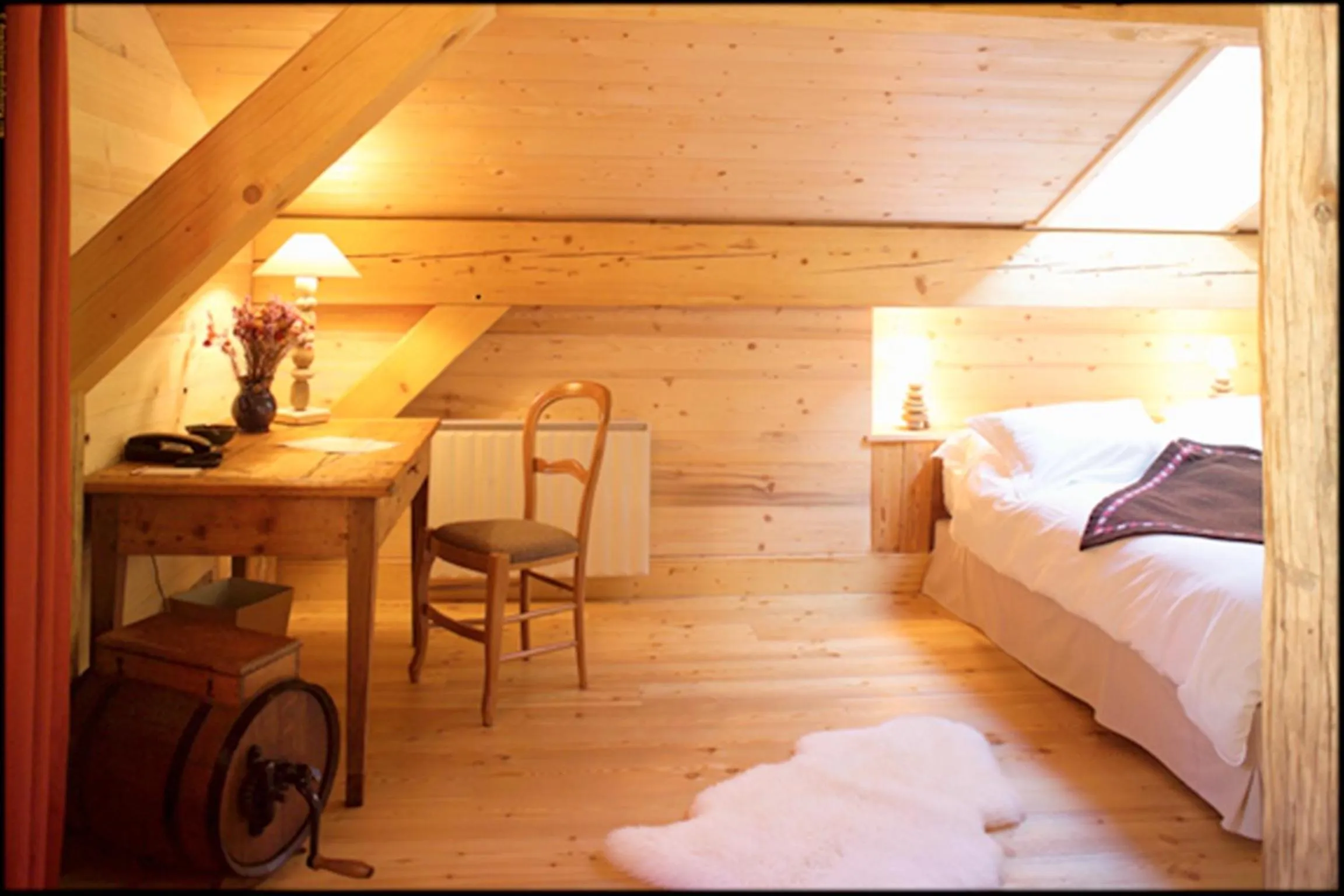 Bed in Hôtel La Ferme du Chozal, Chalet de tradition