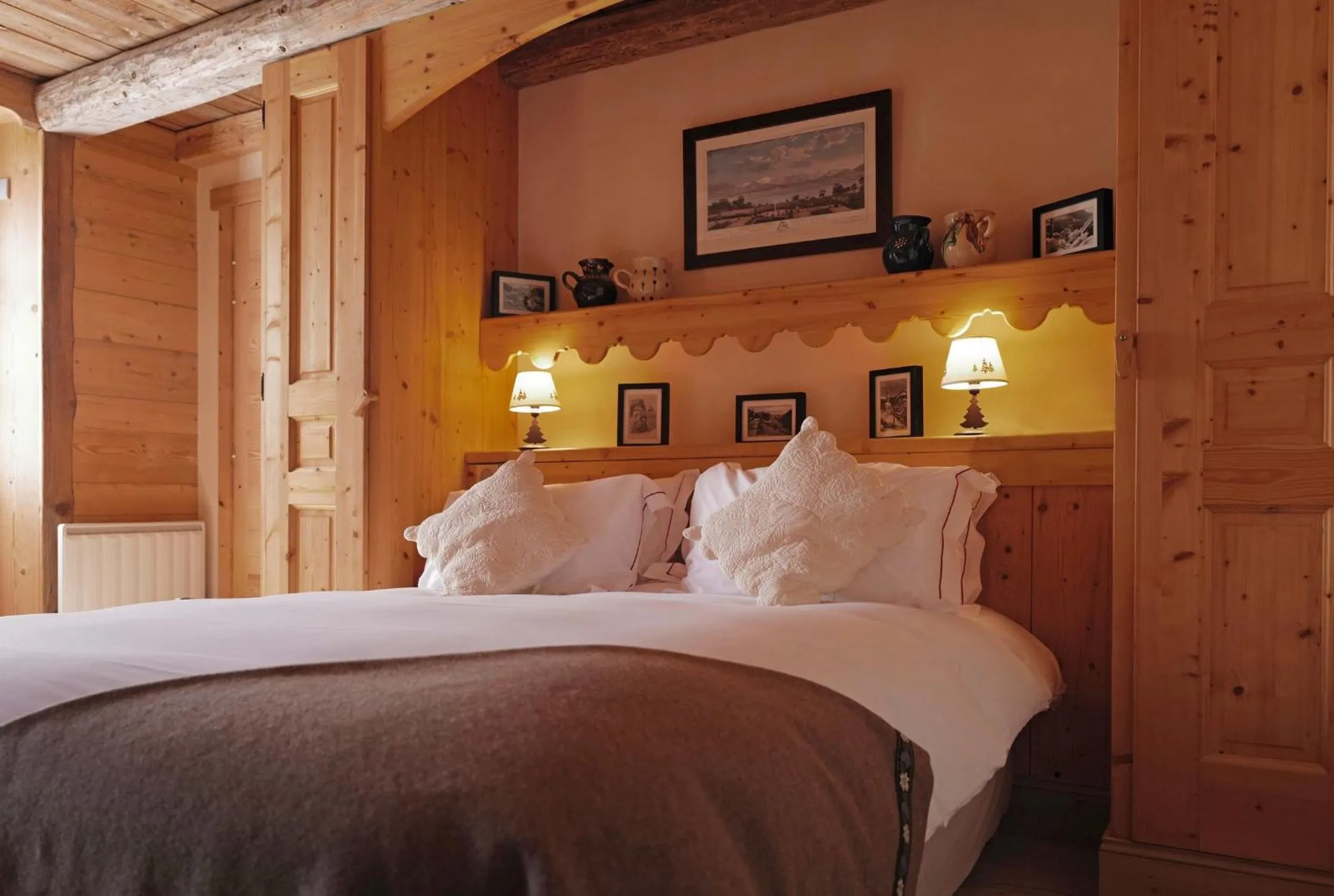 Bed in Hôtel La Ferme du Chozal, Chalet de tradition