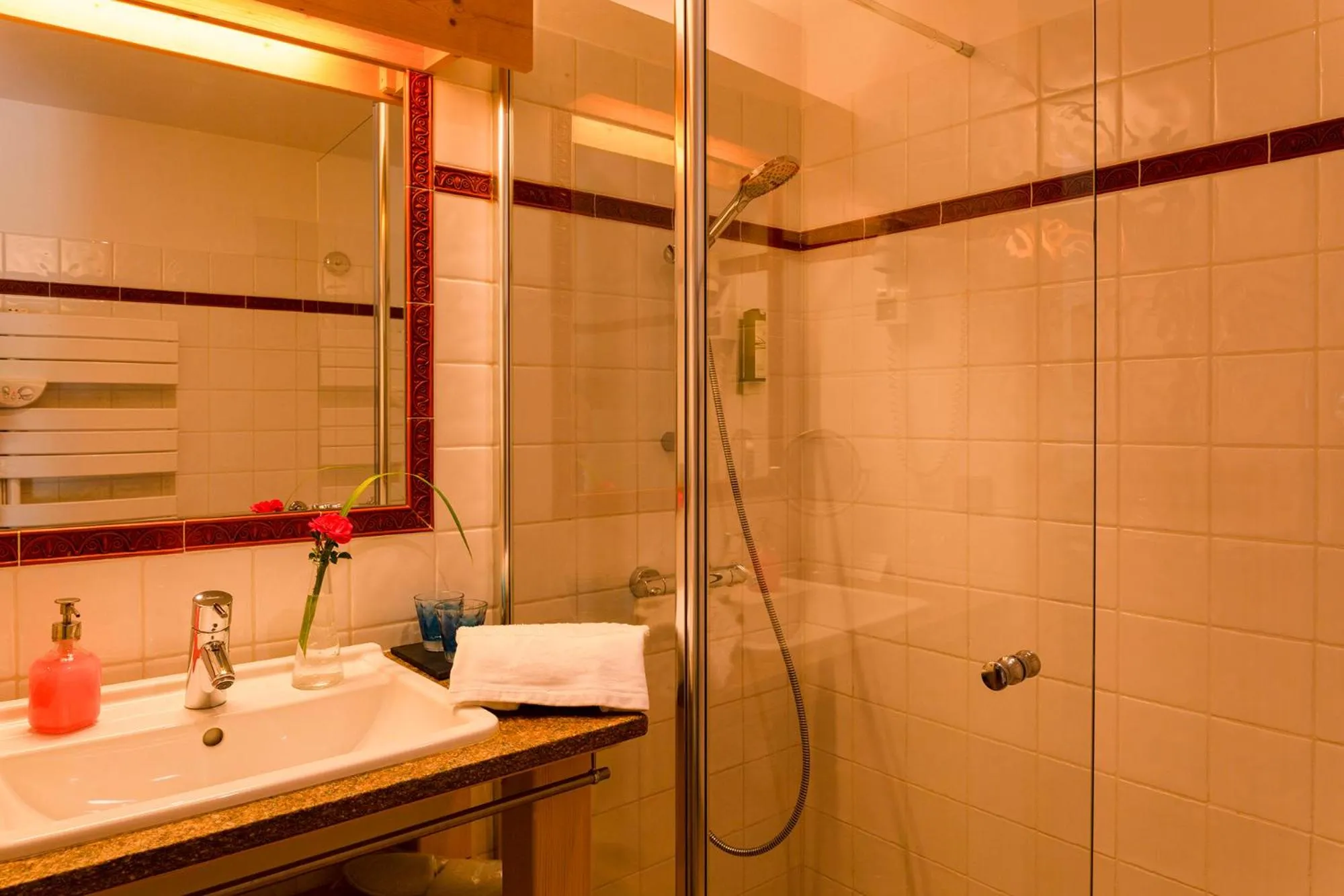 Shower in Hôtel La Ferme du Chozal, Chalet de tradition