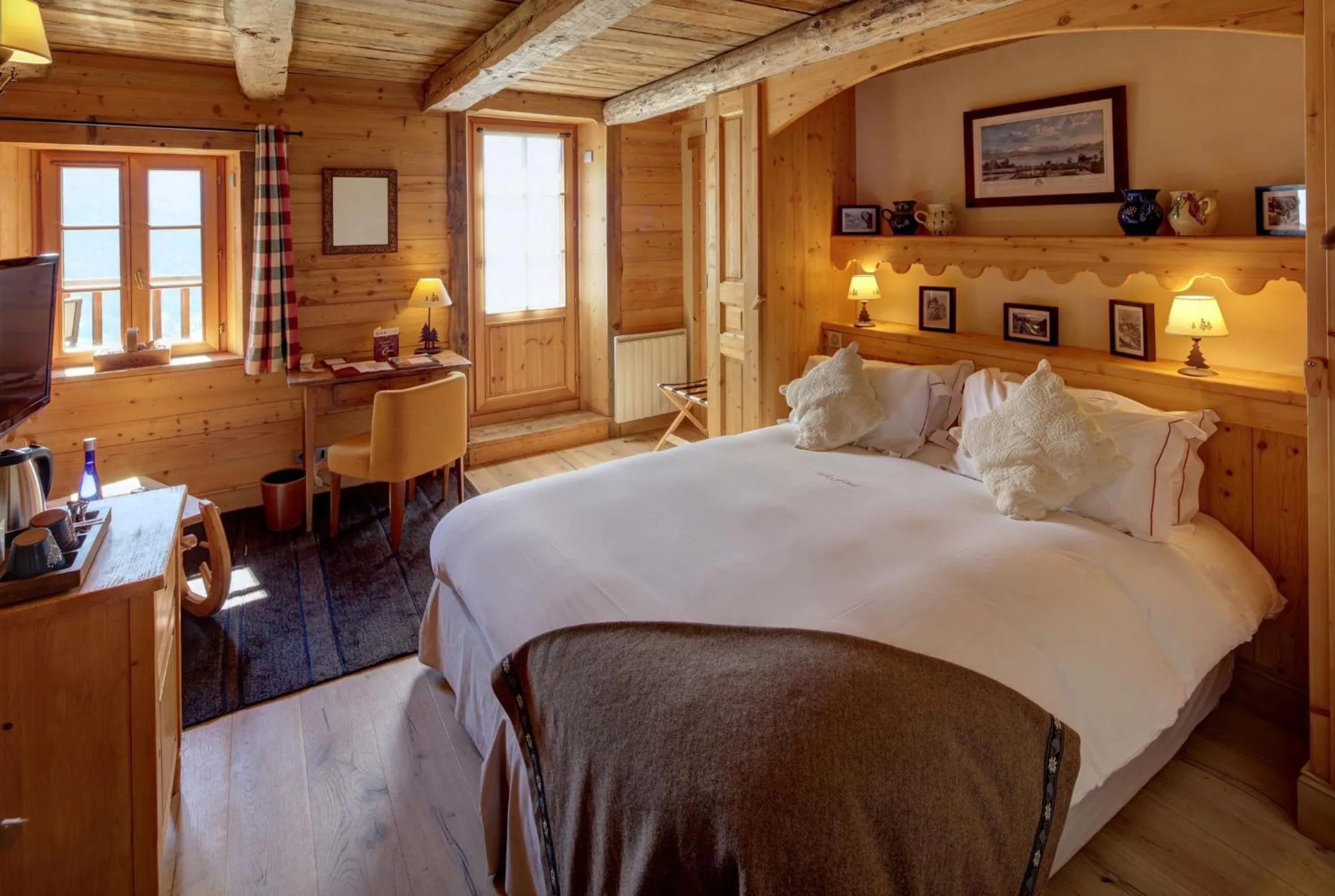 Photo of the whole room, Bed in Hôtel La Ferme du Chozal, Chalet de tradition