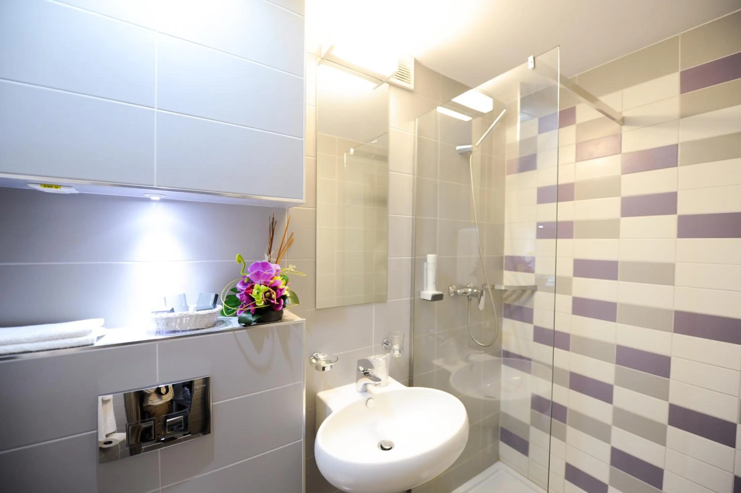 Shower in Hotel Melodia