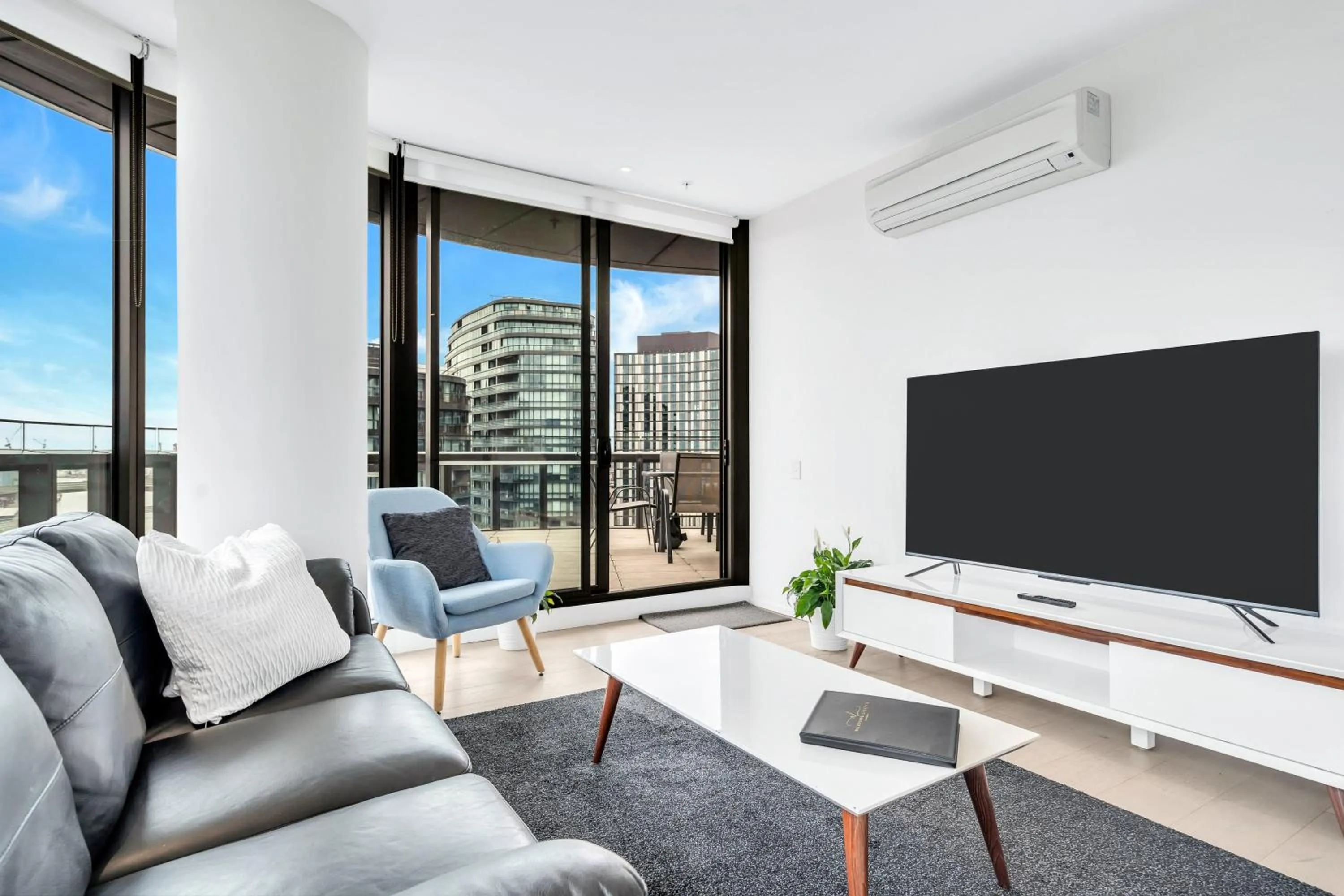 TV and multimedia in Melbourne Lifestyle Apartments - Best Views on Collins