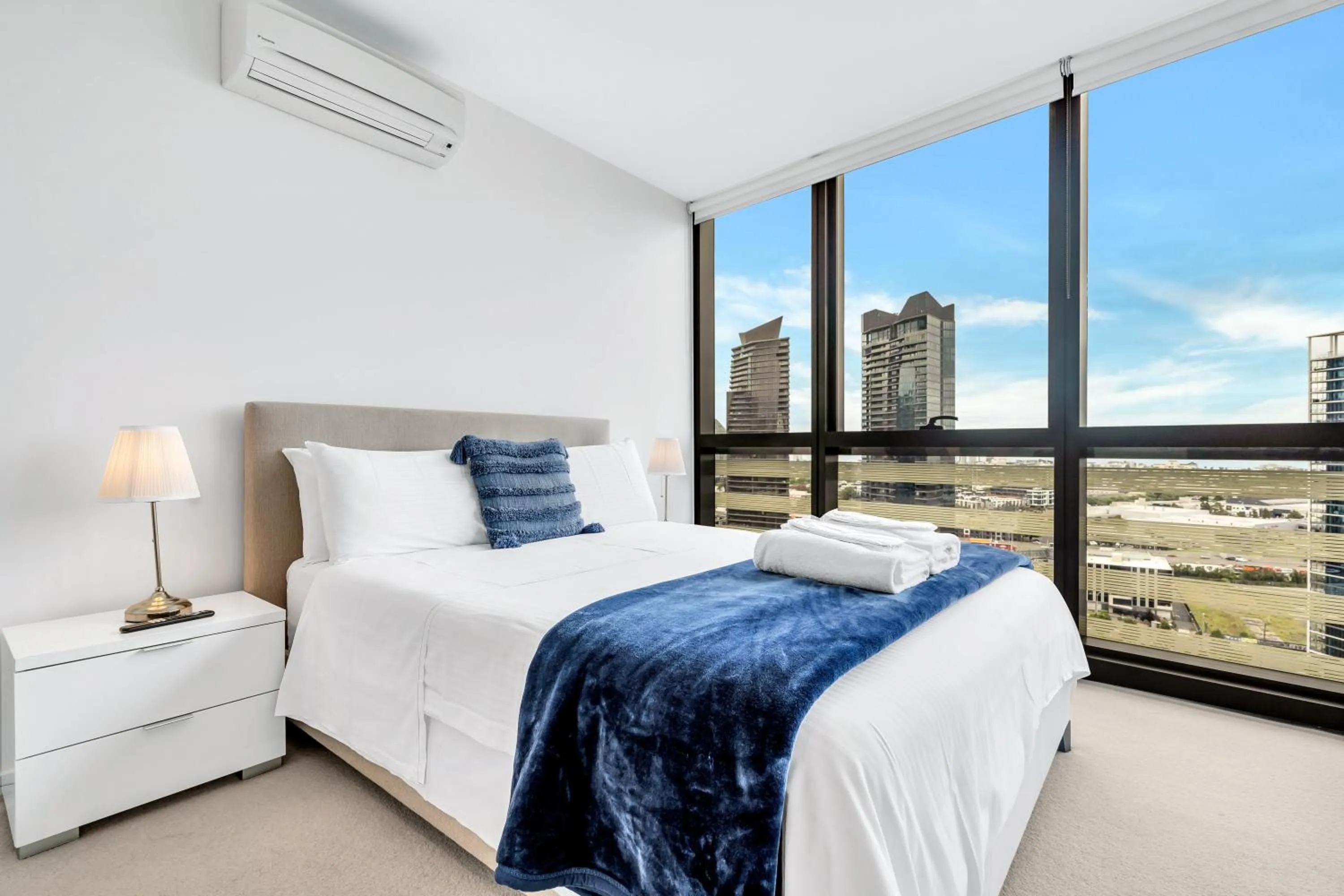 Bed in Melbourne Lifestyle Apartments - Best Views on Collins