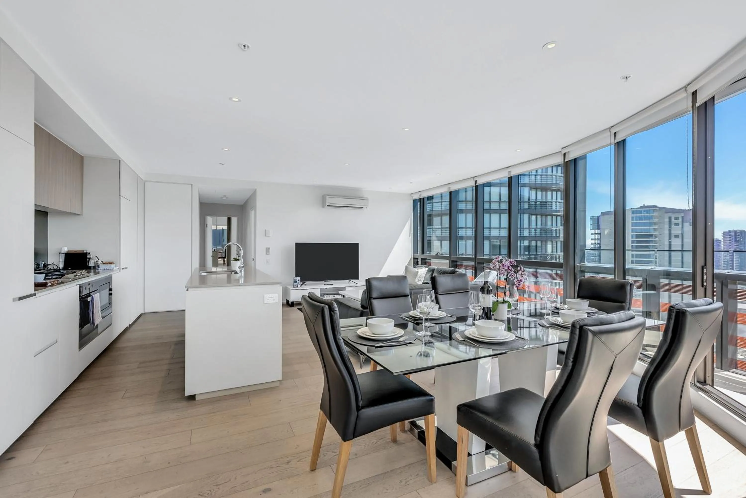 TV and multimedia in Melbourne Lifestyle Apartments - Best Views on Collins