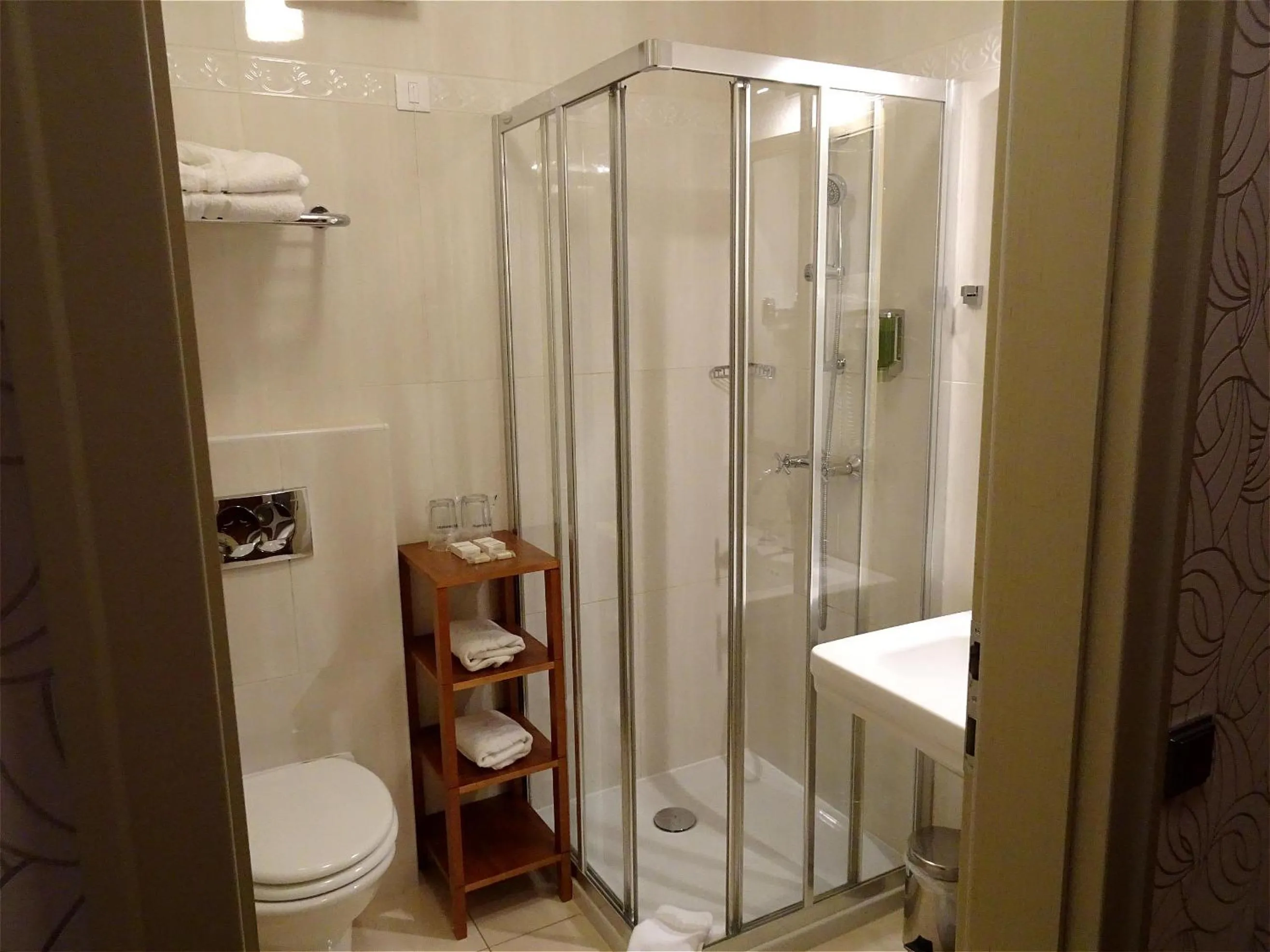 Shower in Hotel Mitra, Story Hotels