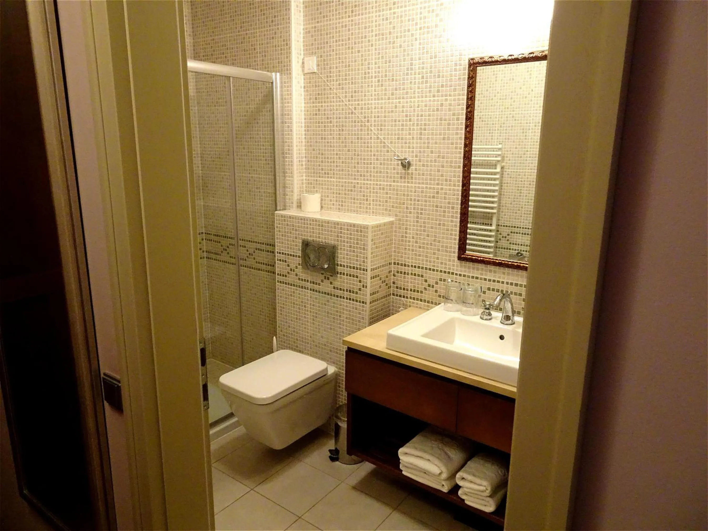 Shower in Hotel Mitra, Story Hotels
