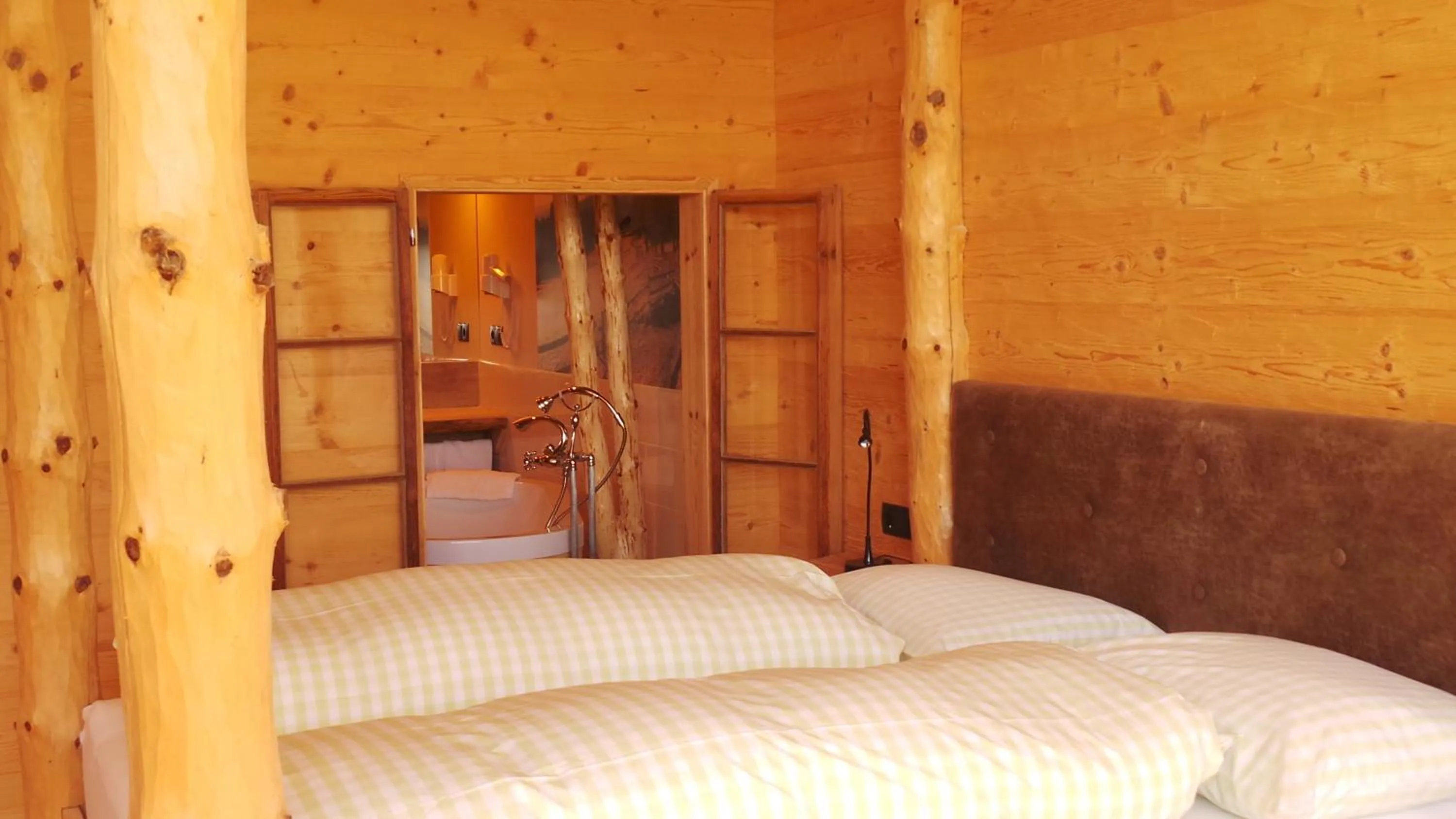 Bed in Albergo Gasthof zur Krone