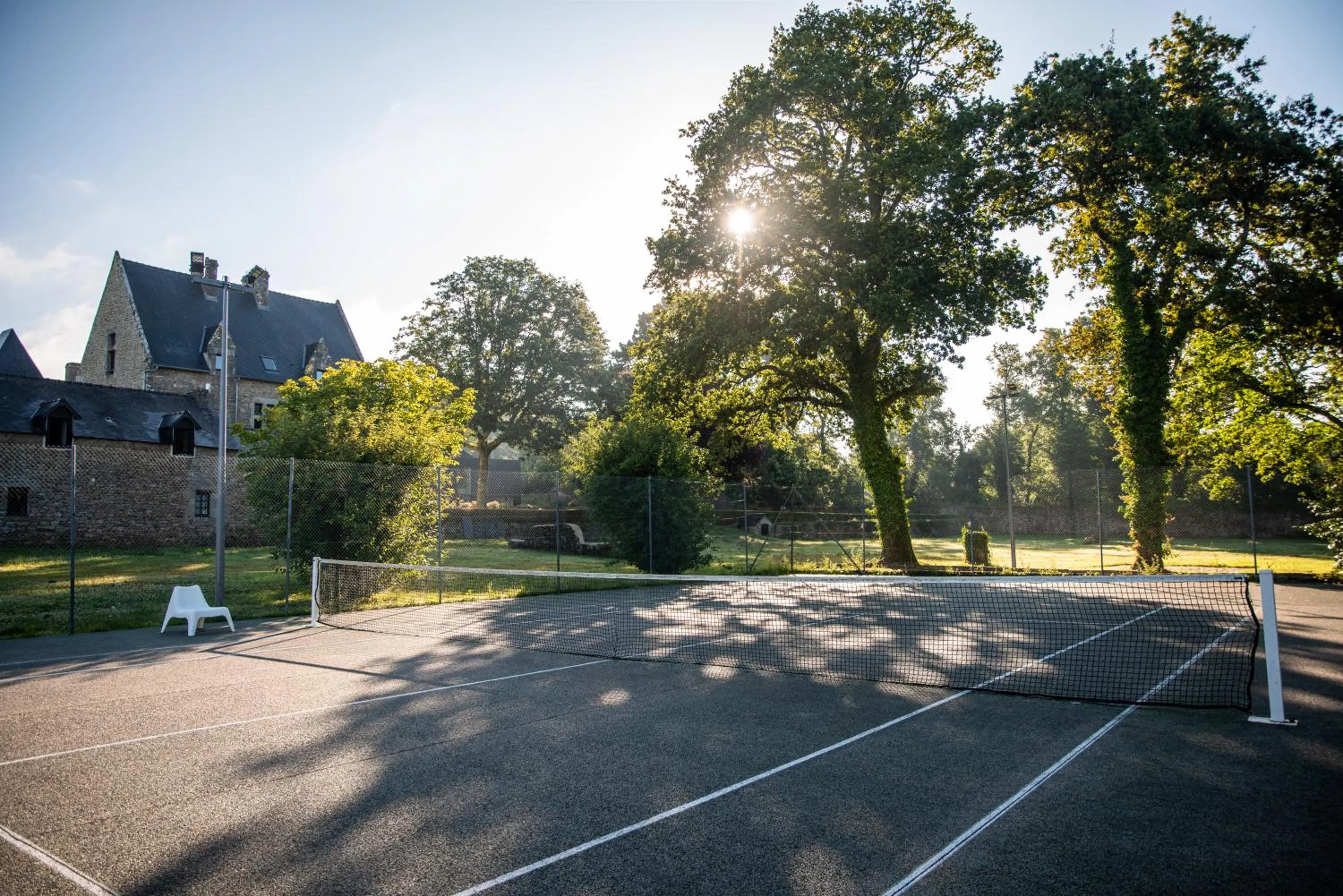 Tennis court in La Maison OBONO Hôtel & Spa