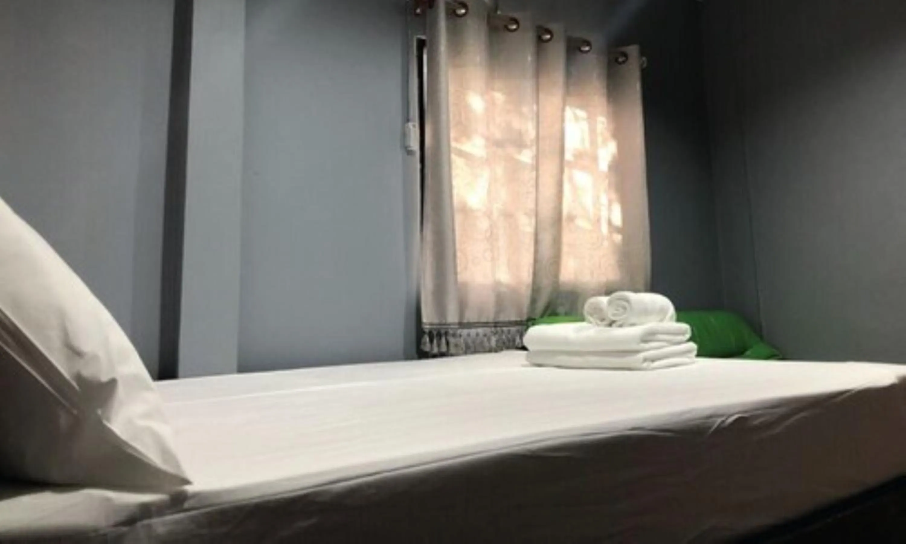 Bedroom, Bed in The Money Inn