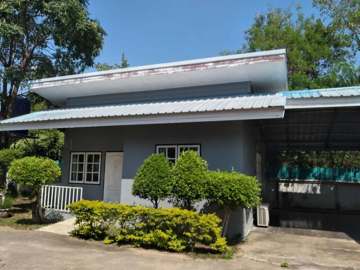 Property building in The Money Inn Property building in The Money Inn