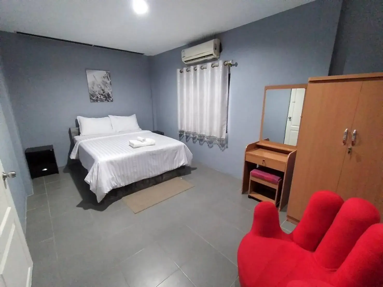 Photo of the whole room, Bed in The Money Inn Photo of the whole room, Bed in The Money Inn