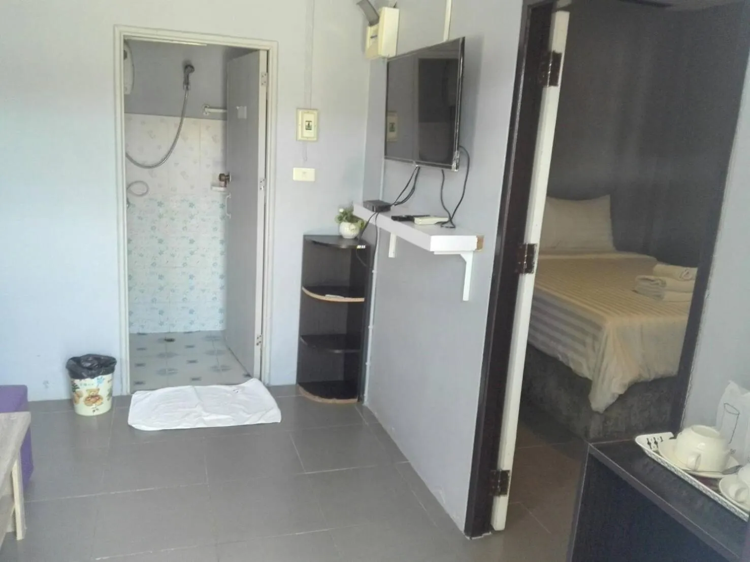 Bathroom, Bed in The Money Inn