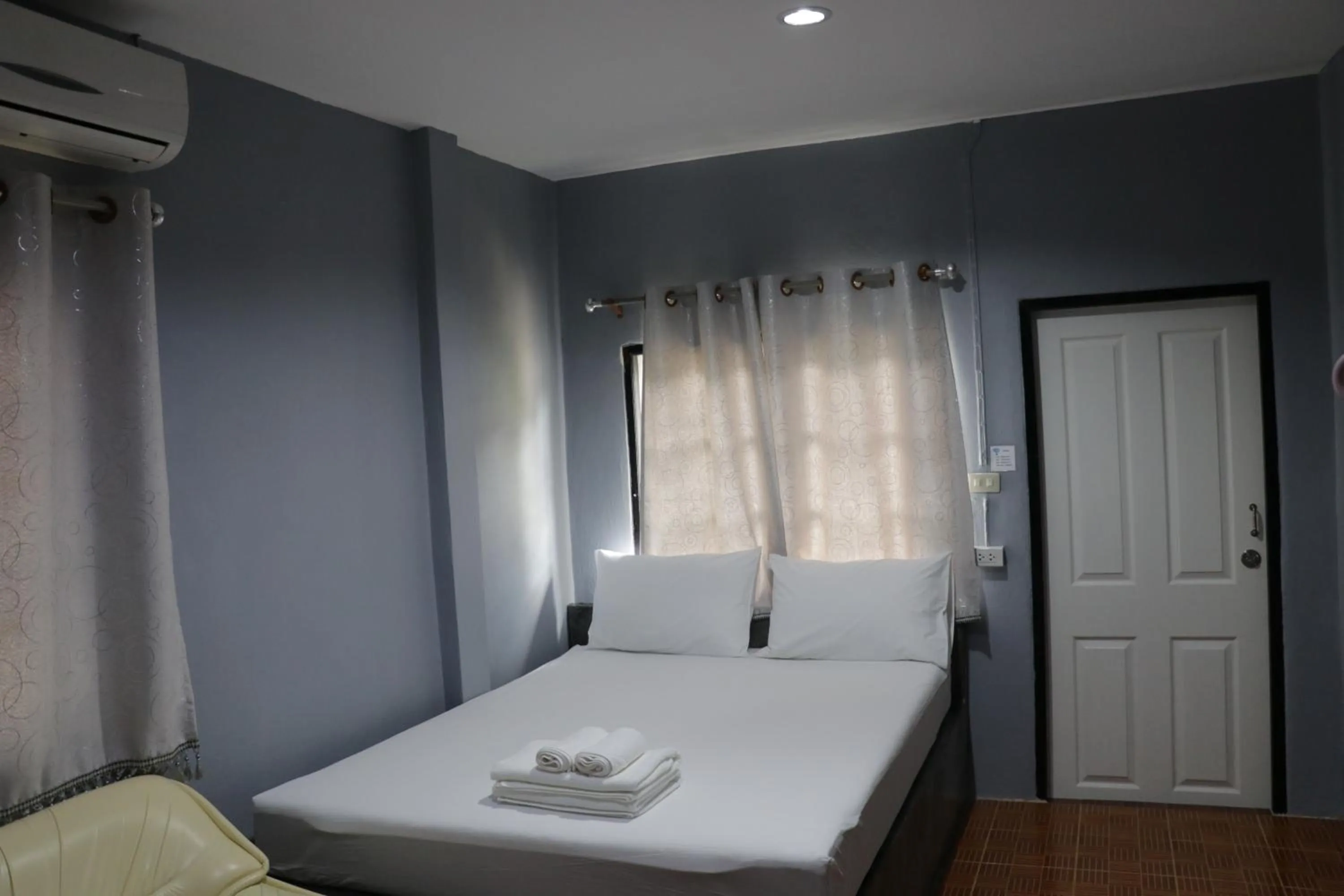 Bedroom, Bed in The Money Inn