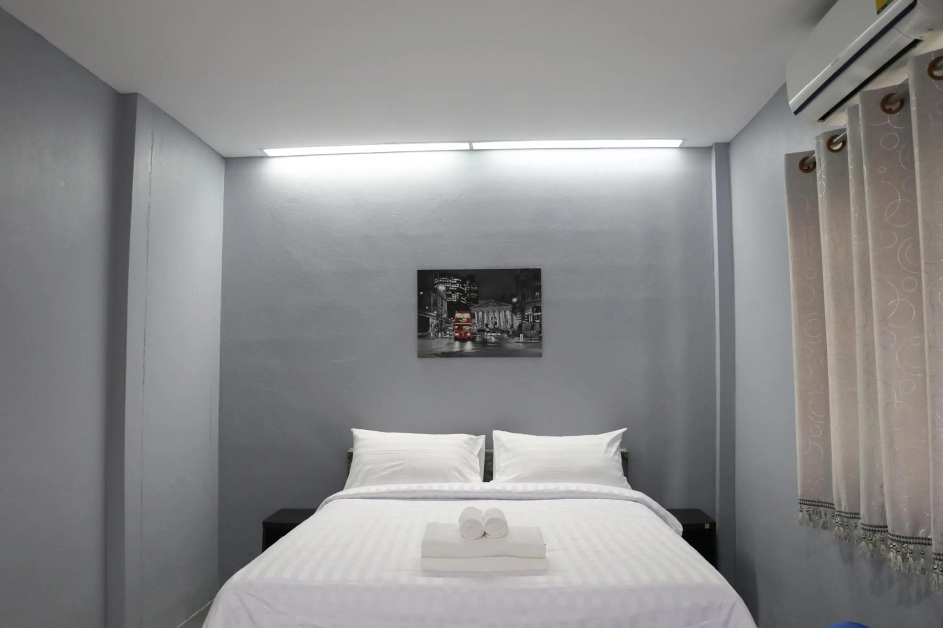 Bedroom, Bed in The Money Inn