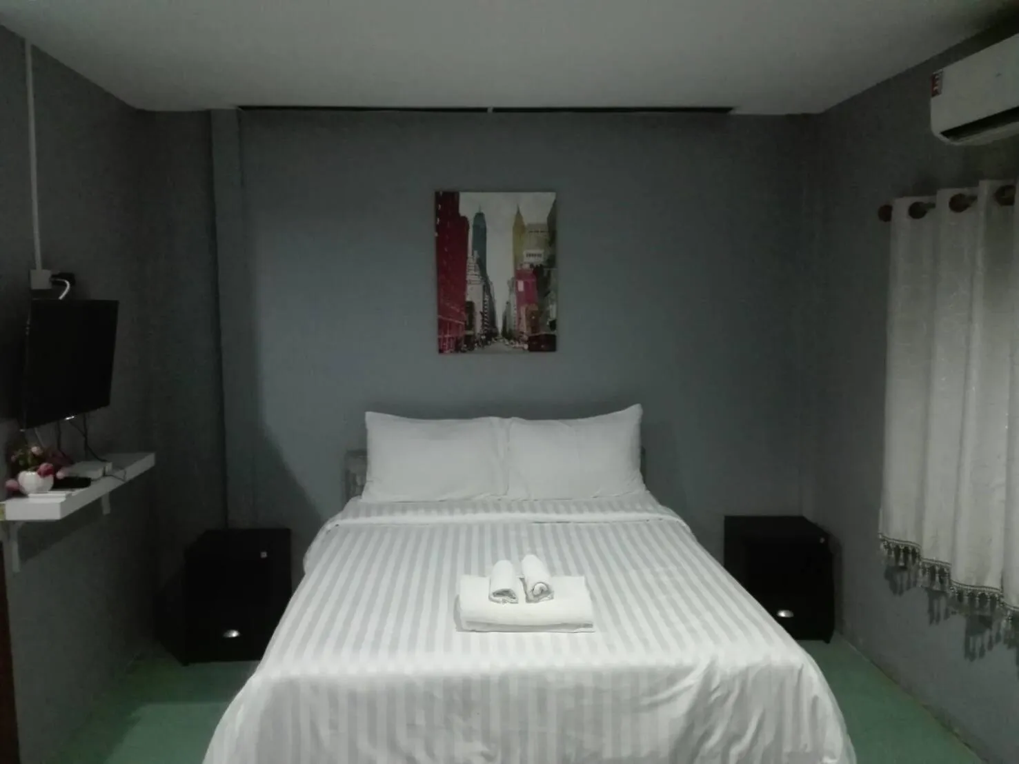 Bedroom, Bed in The Money Inn