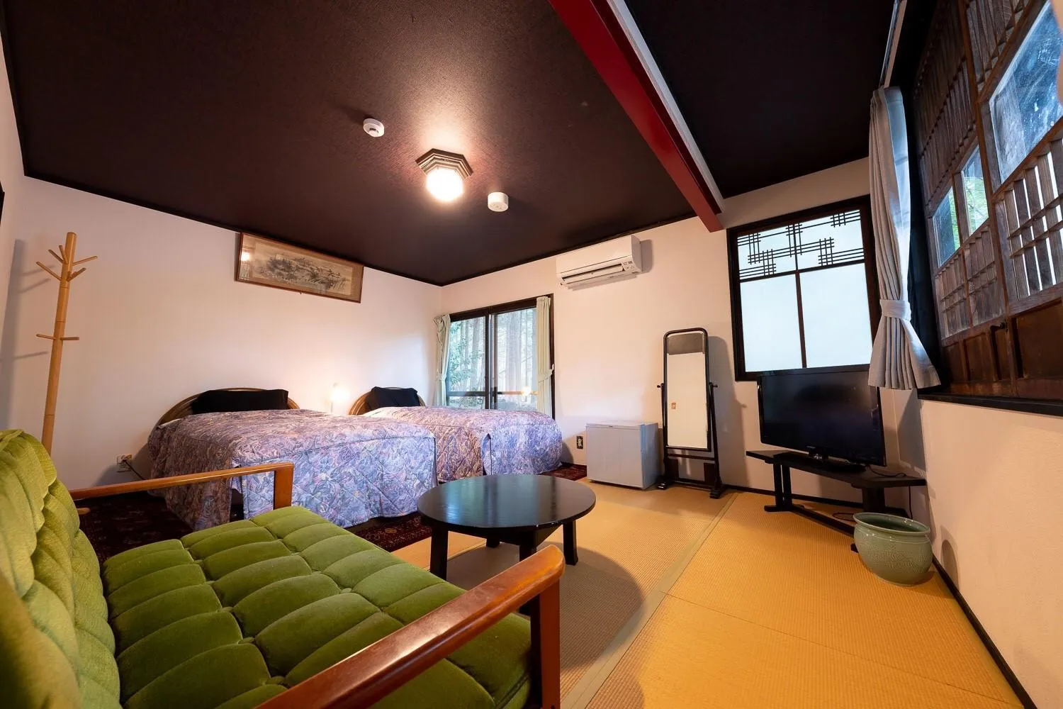 Bed in Taisho Yufu no Hana