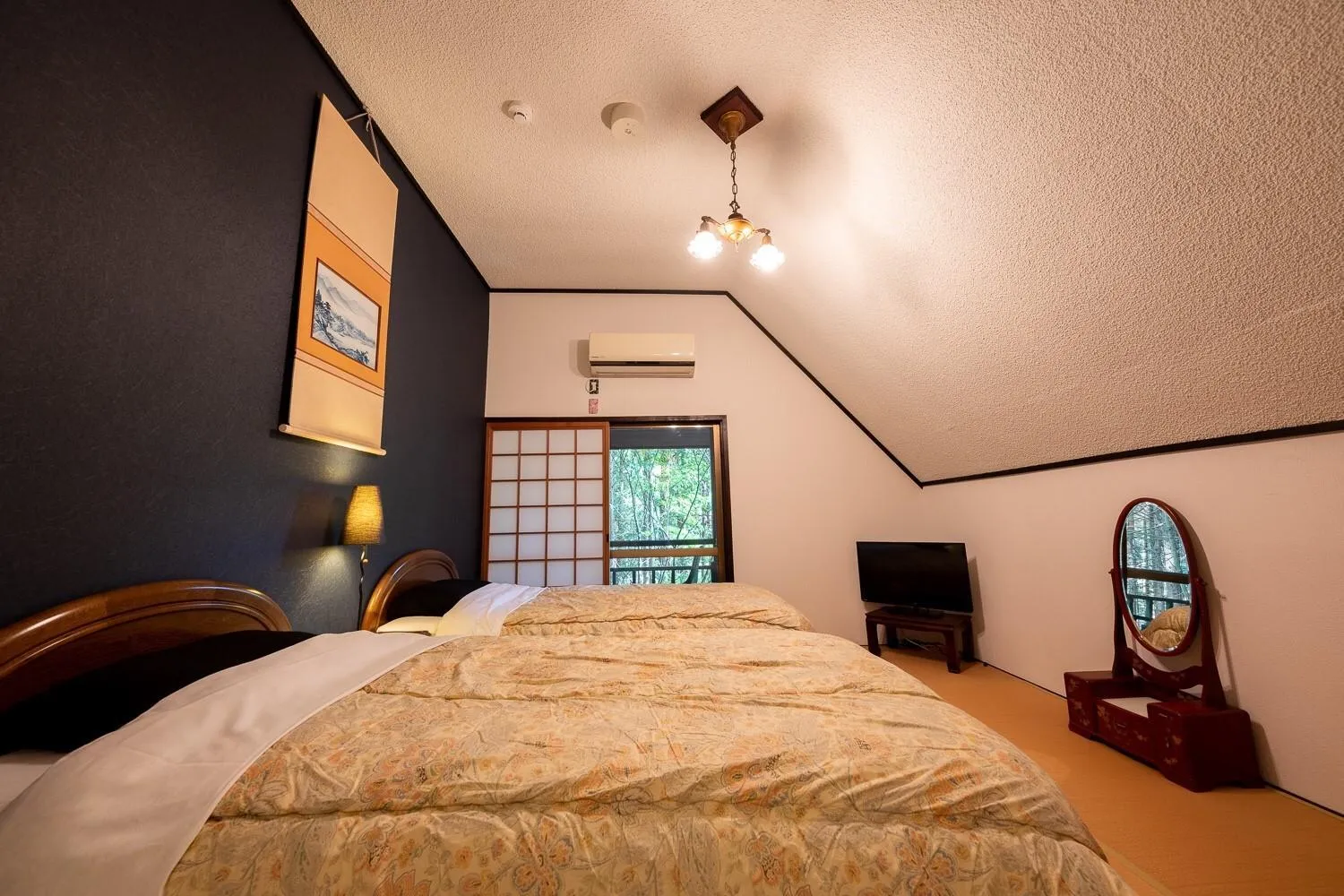 Bed in Taisho Yufu no Hana