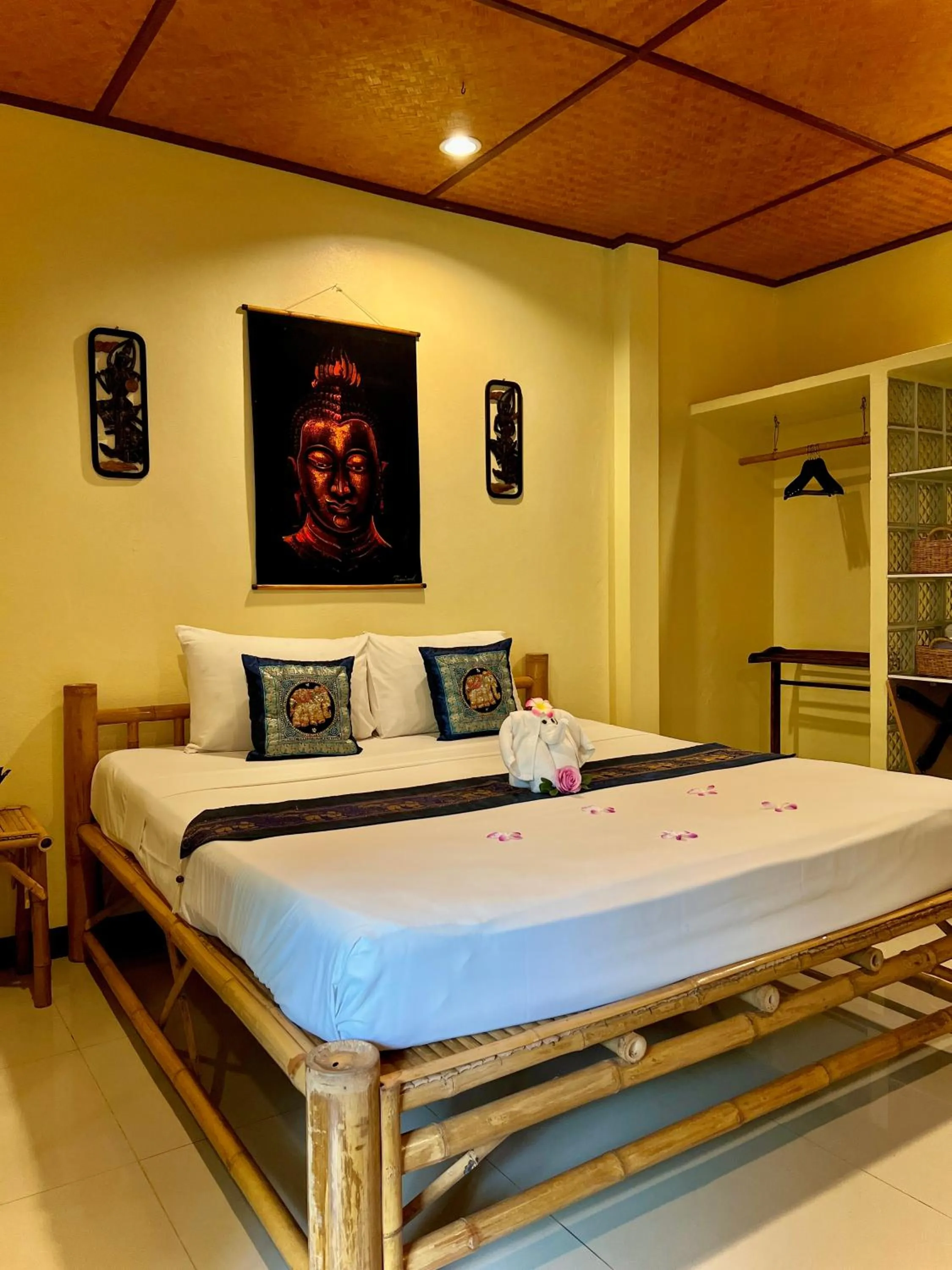 Bed in Baan Ton Rak Boutique Resort