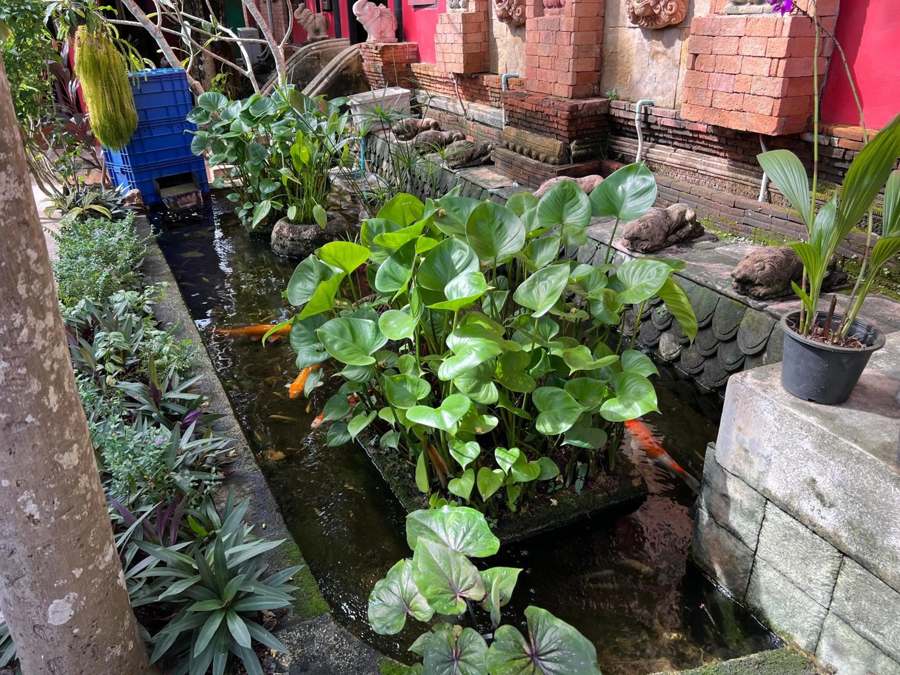 People in Baan Ton Rak Boutique Resort