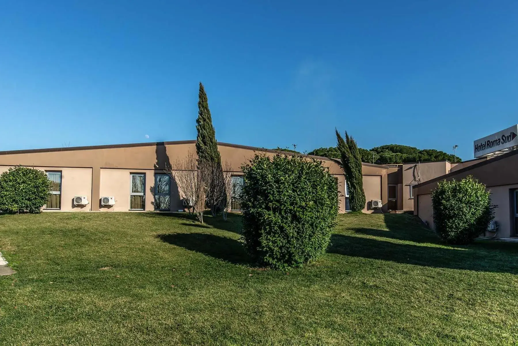 Property building in Hotel Roma Sud Property building in Hotel Roma Sud
