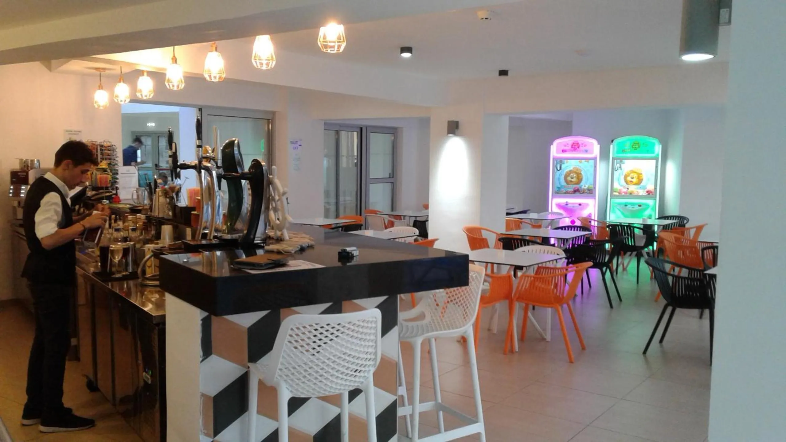 Restaurant/places to eat in Captain Pier Hotel