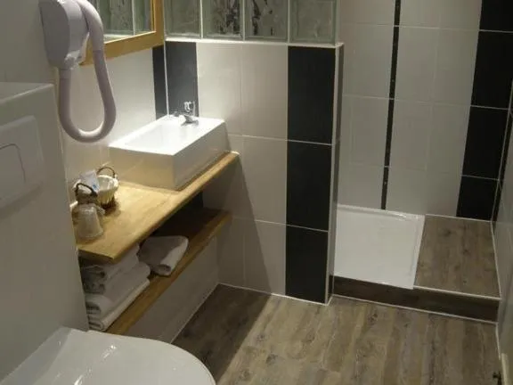 Bathroom in Hôtel les Vallois