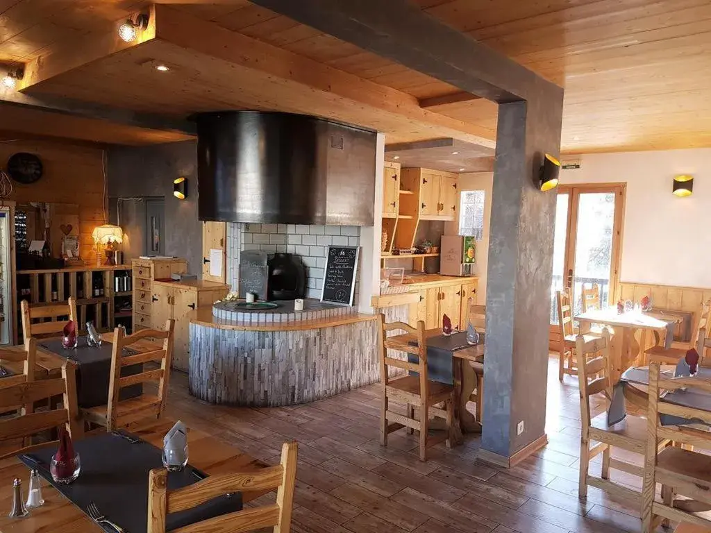 Twin Room with Shower in Hôtel les Vallois Twin Room with Shower in Hôtel les Vallois