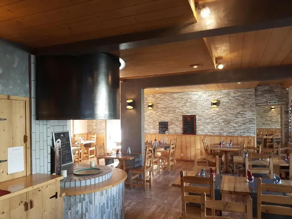 Triple Room with Shower in Hôtel les Vallois Triple Room with Shower in Hôtel les Vallois