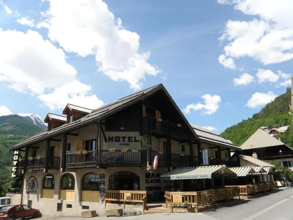 Double Room with Private Bathroom in Hôtel les Vallois Double Room with Private Bathroom in Hôtel les Vallois