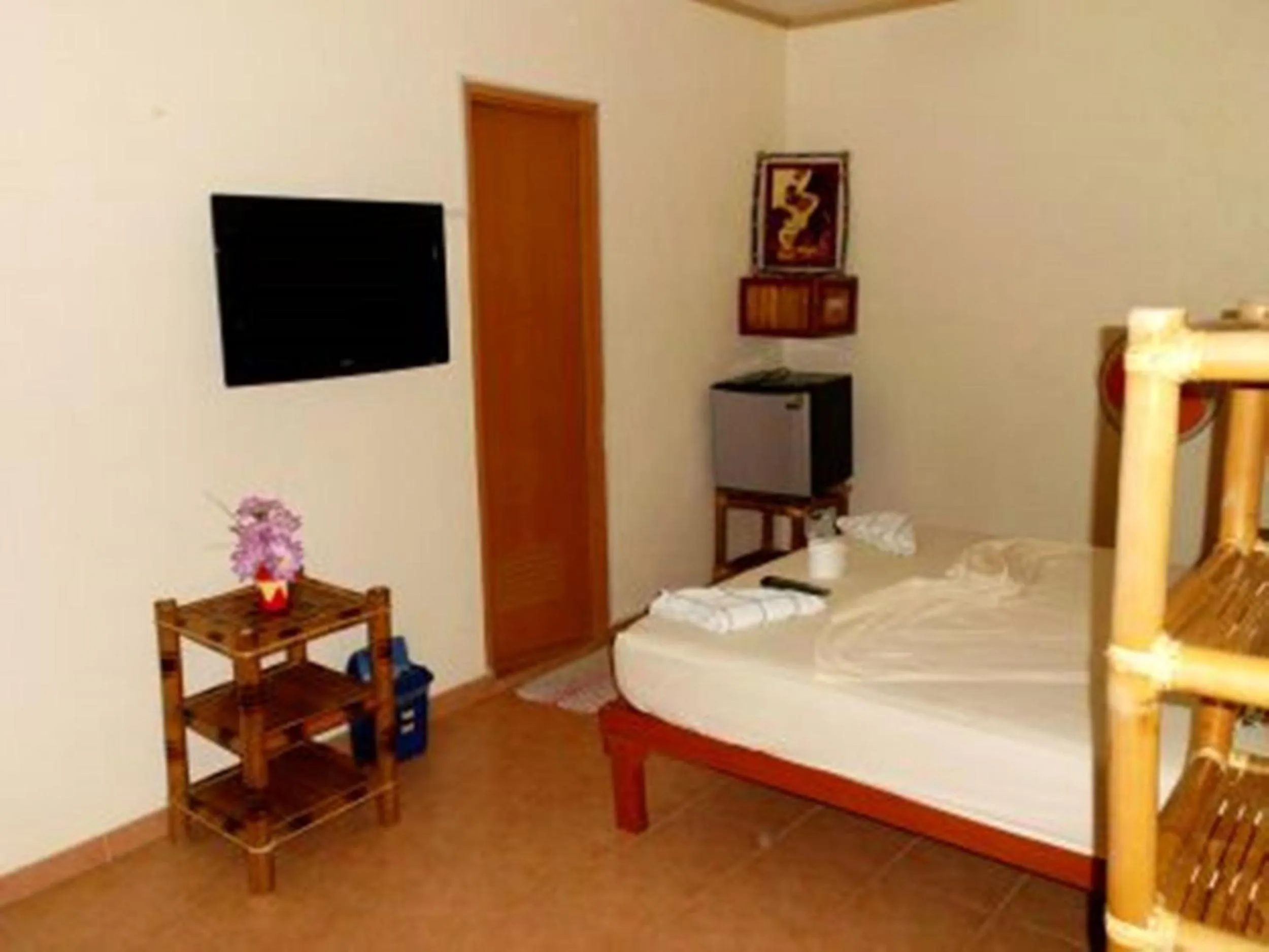 Photo of the whole room, Bed in Sulu Plaza