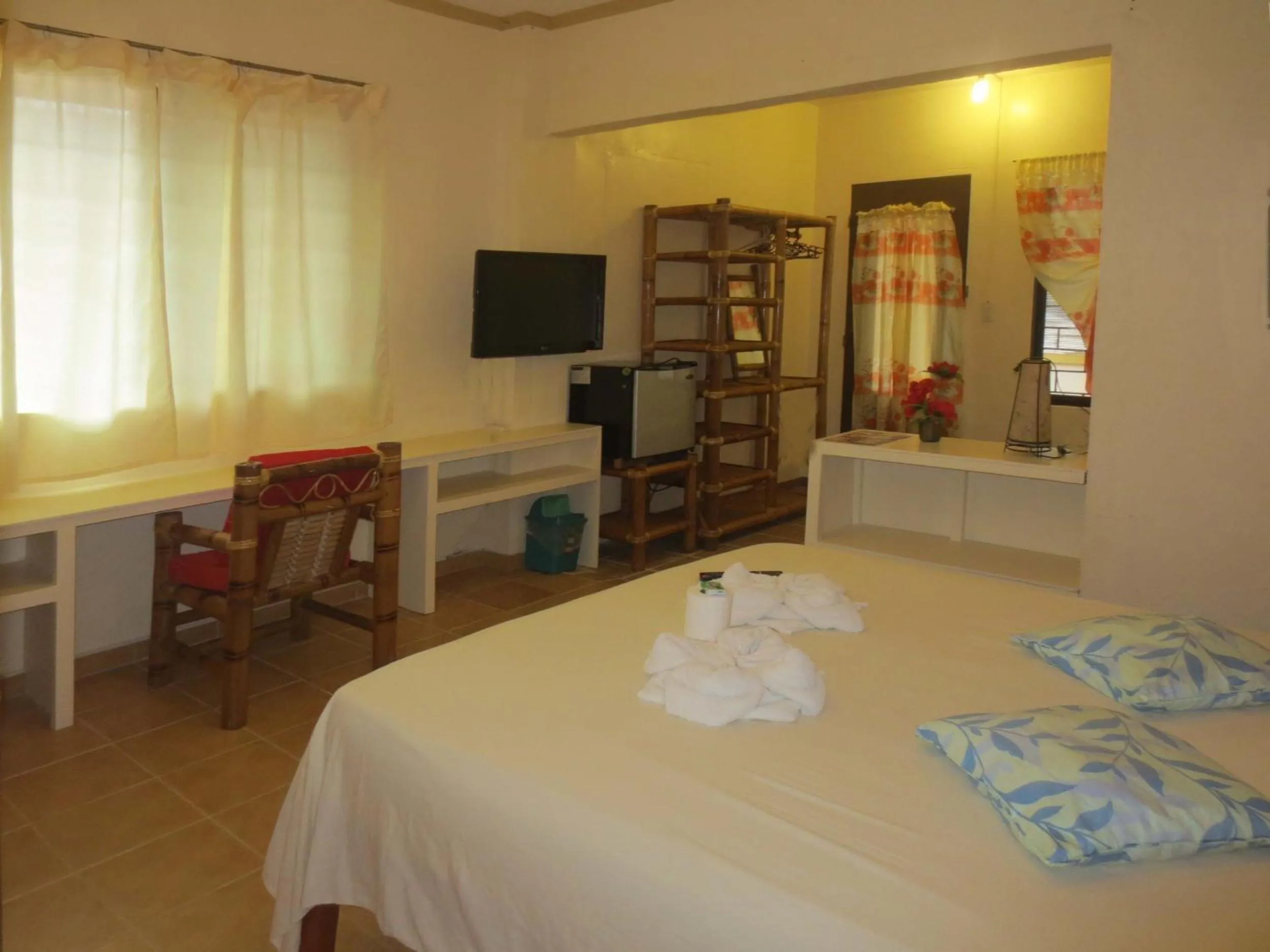 Photo of the whole room, Bed in Sulu Plaza