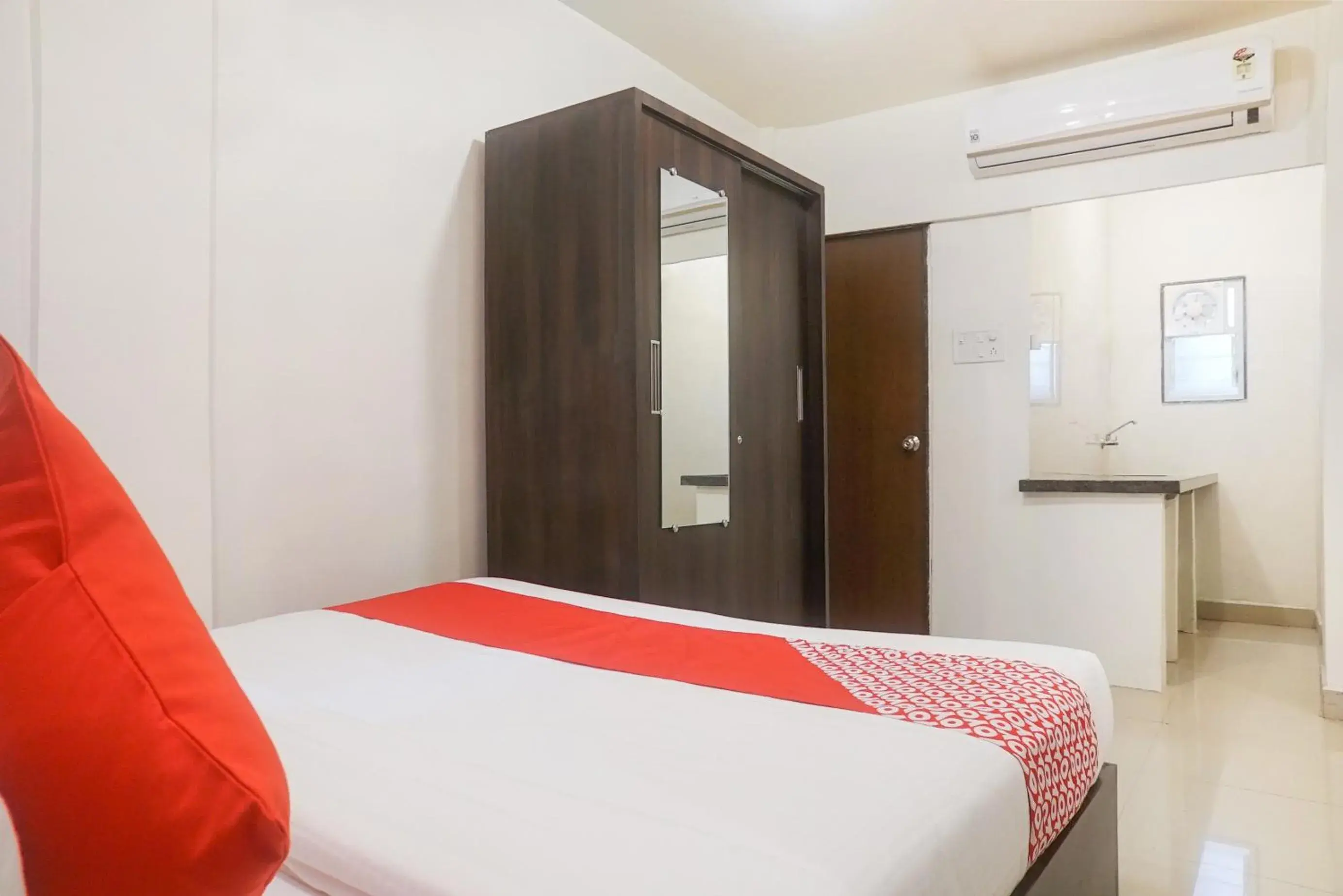 Bedroom, Bed in Super Hotel O River View Near Shaniwar Wada Bedroom, Bed in Super Hotel O River View Near Shaniwar Wada