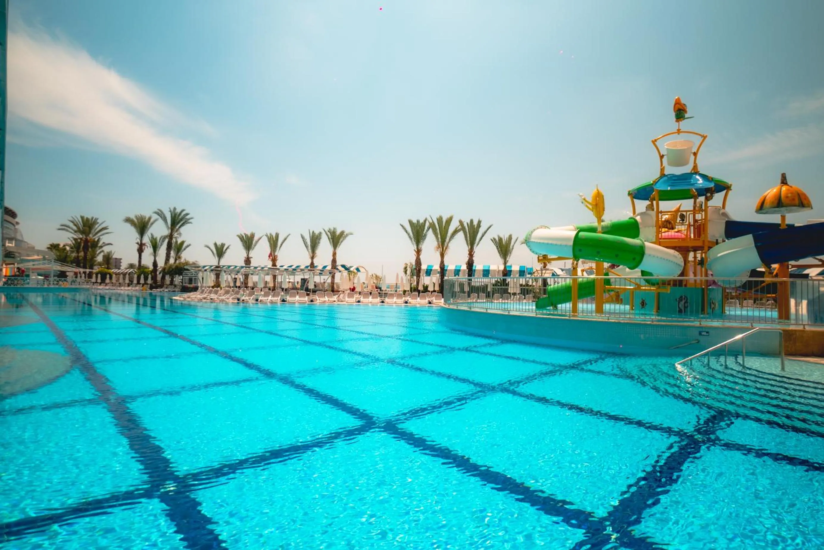 Swimming pool in Orange County Alanya