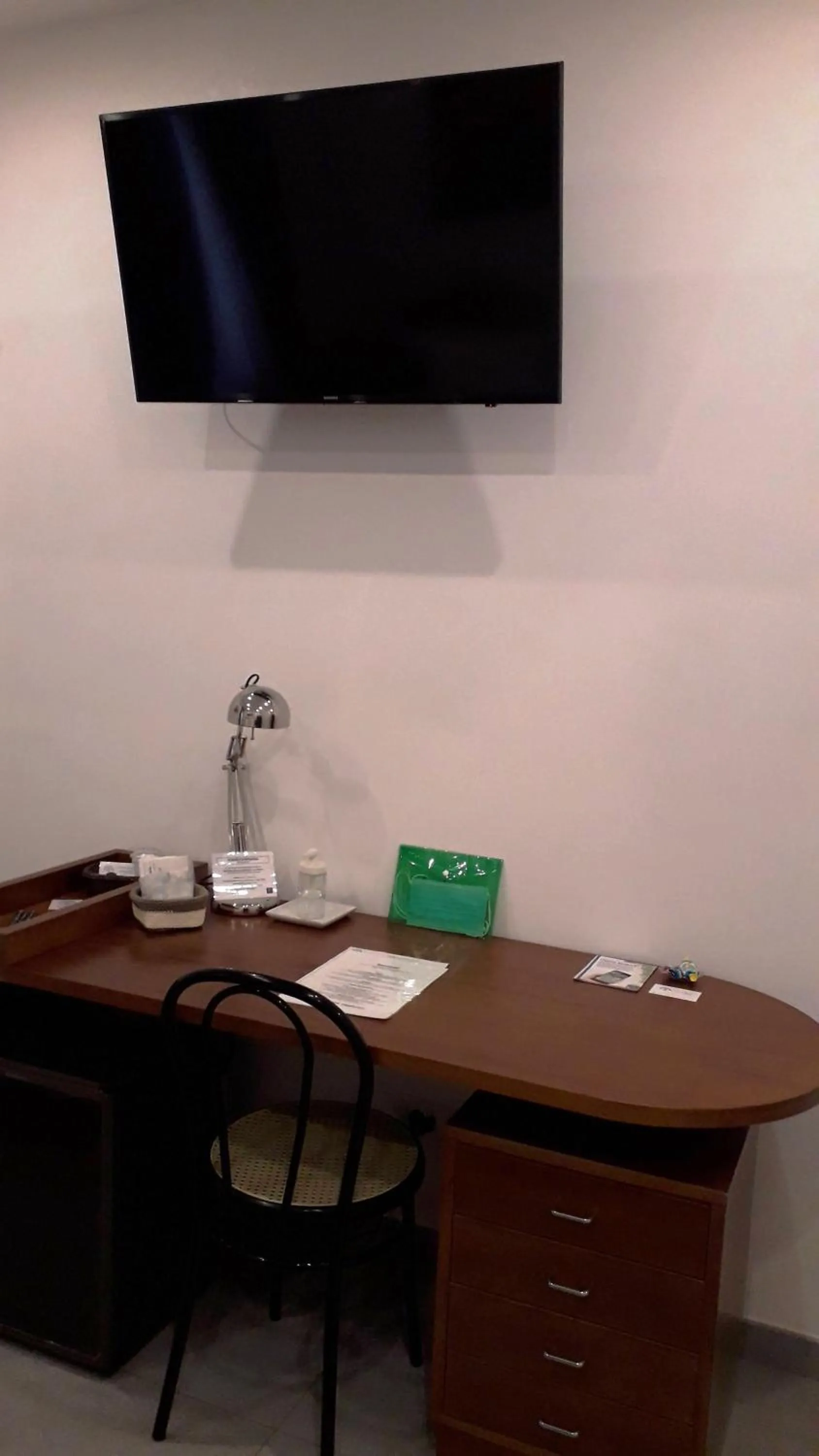 TV and multimedia in L'Oasi al Pigneto - Guest house