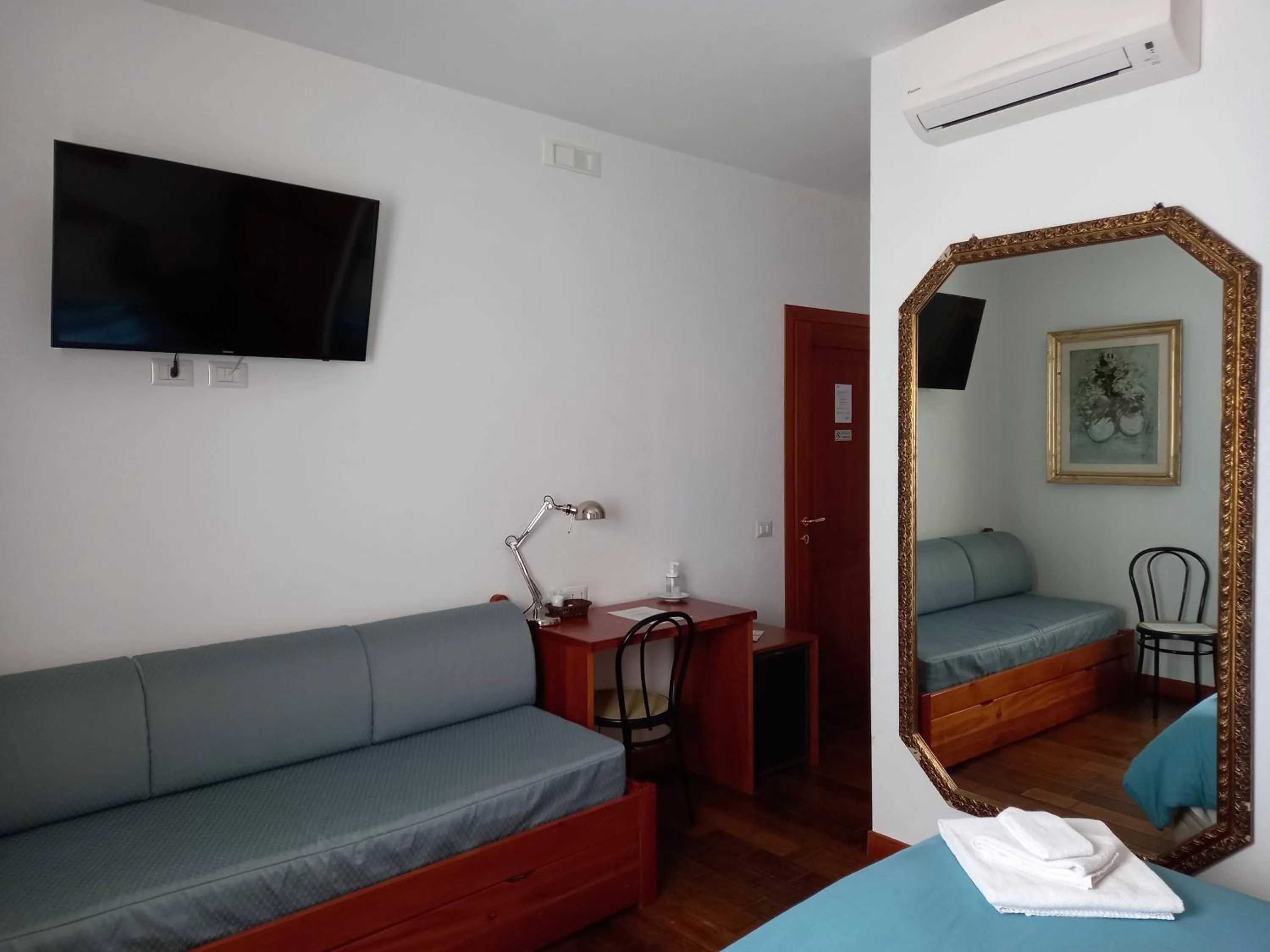 TV and multimedia in L'Oasi al Pigneto - Guest house