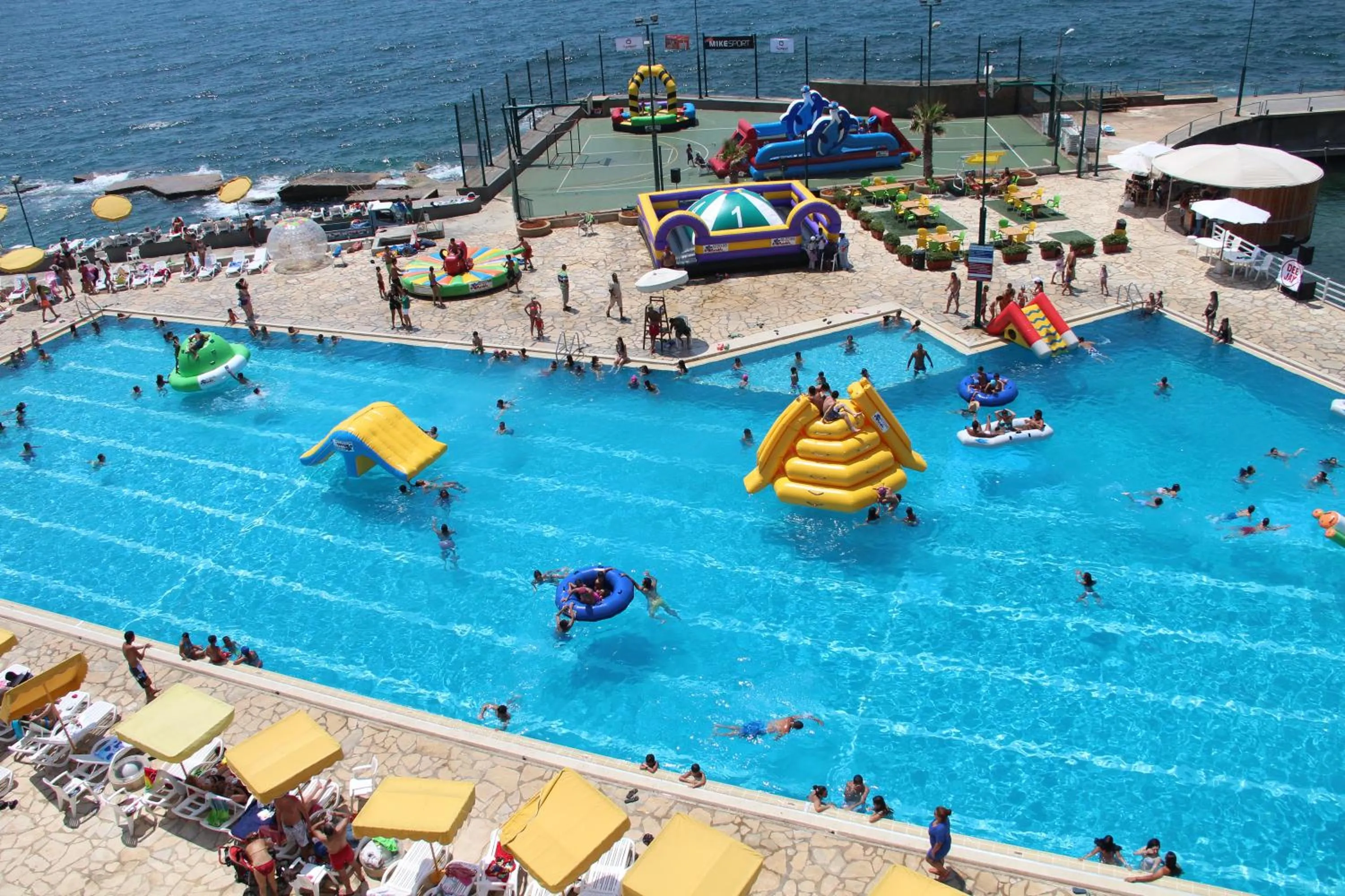 group of guests in Cimer SafraMarine Beach Resort