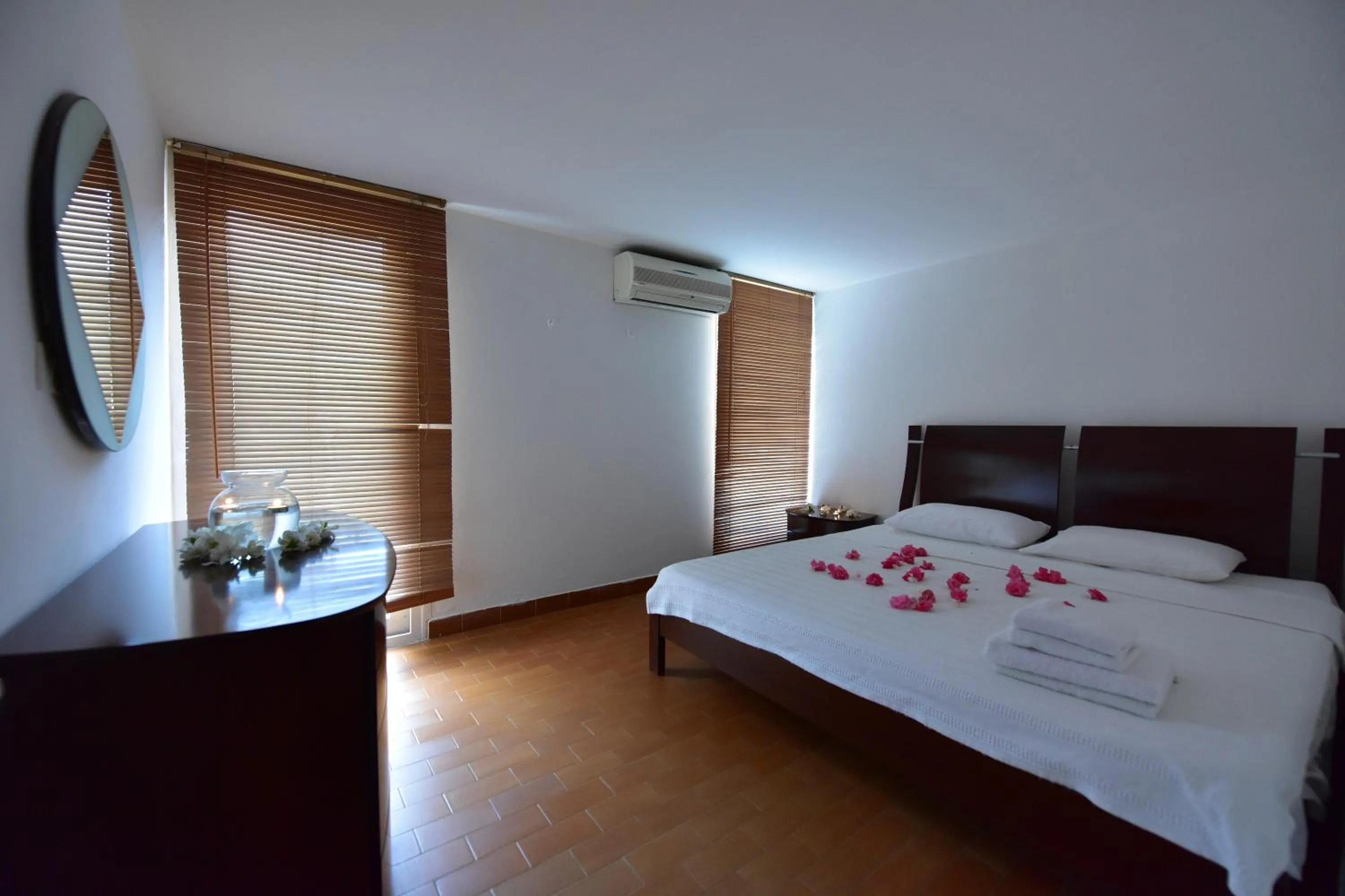 Toilet, Bed in Cimer SafraMarine Beach Resort