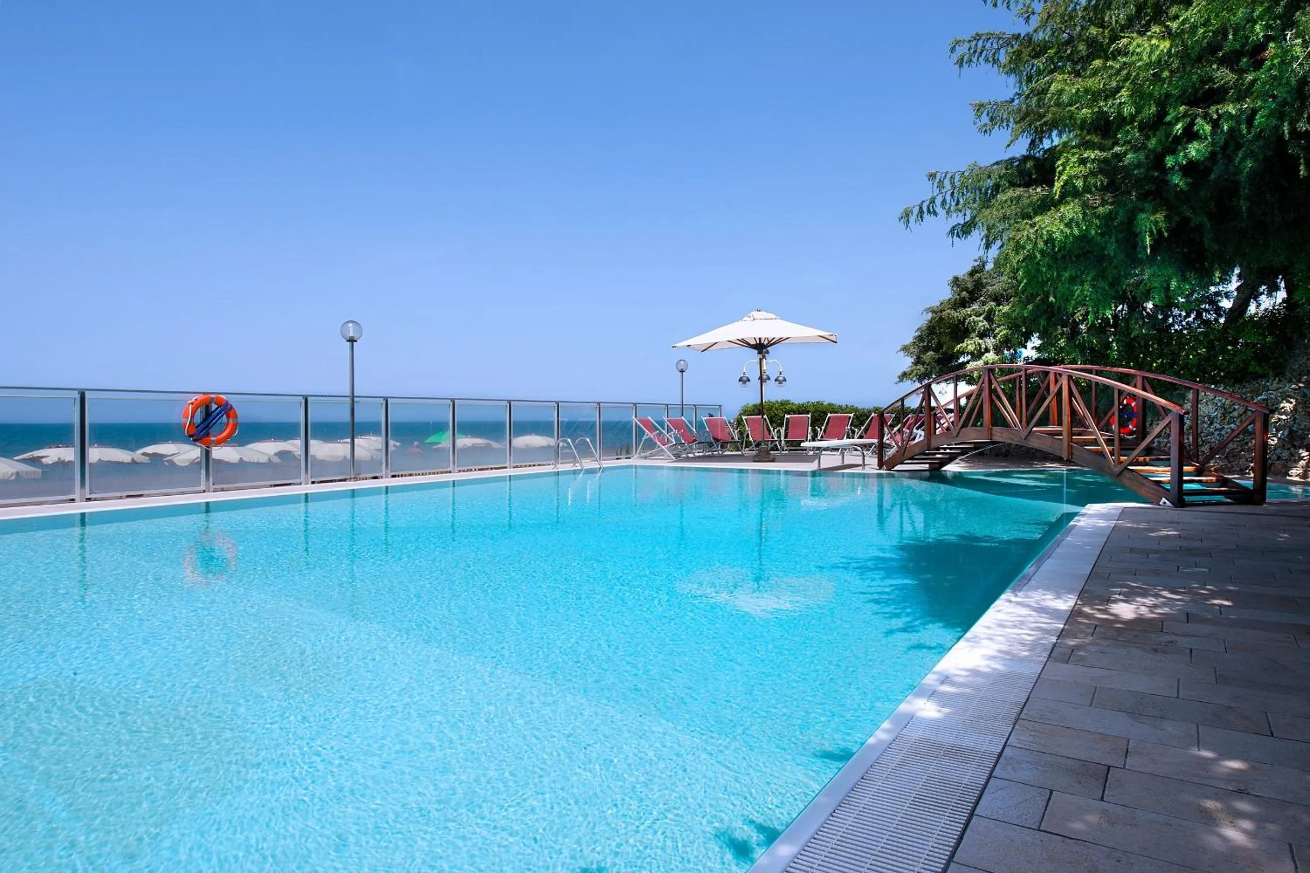 Swimming pool in Hotel I Ginepri