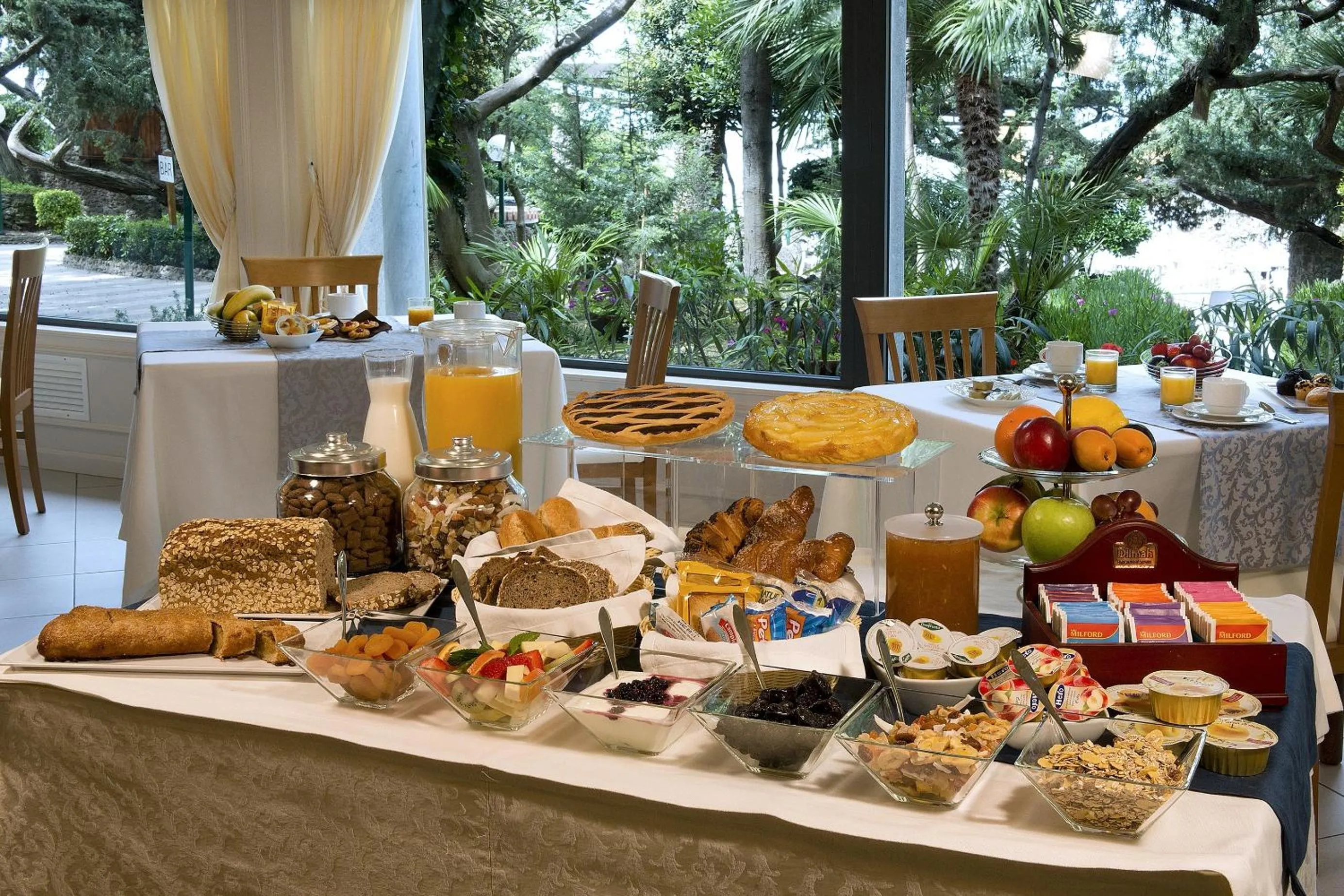 Buffet breakfast in Hotel I Ginepri