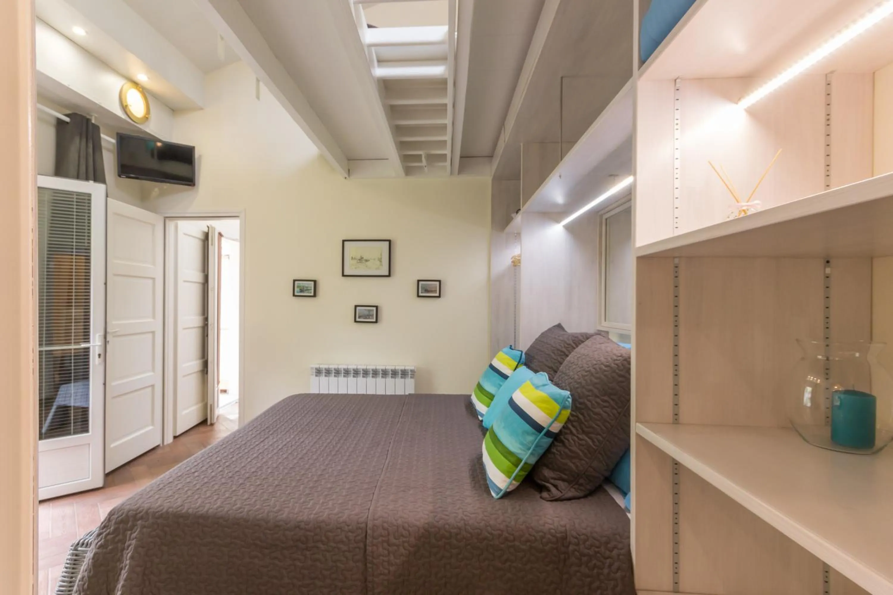 Photo of the whole room, Bed in L'ISLE DE FRANCE