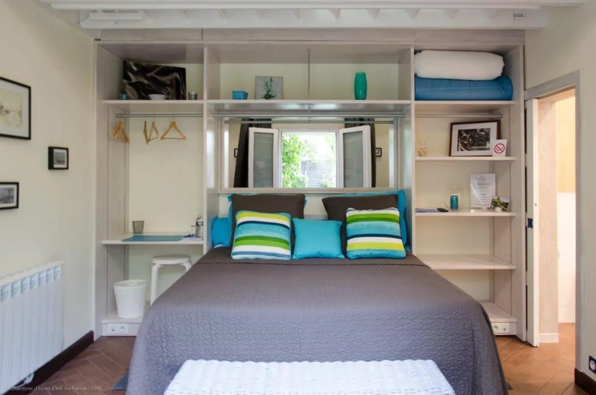 Photo of the whole room, Bed in L'ISLE DE FRANCE