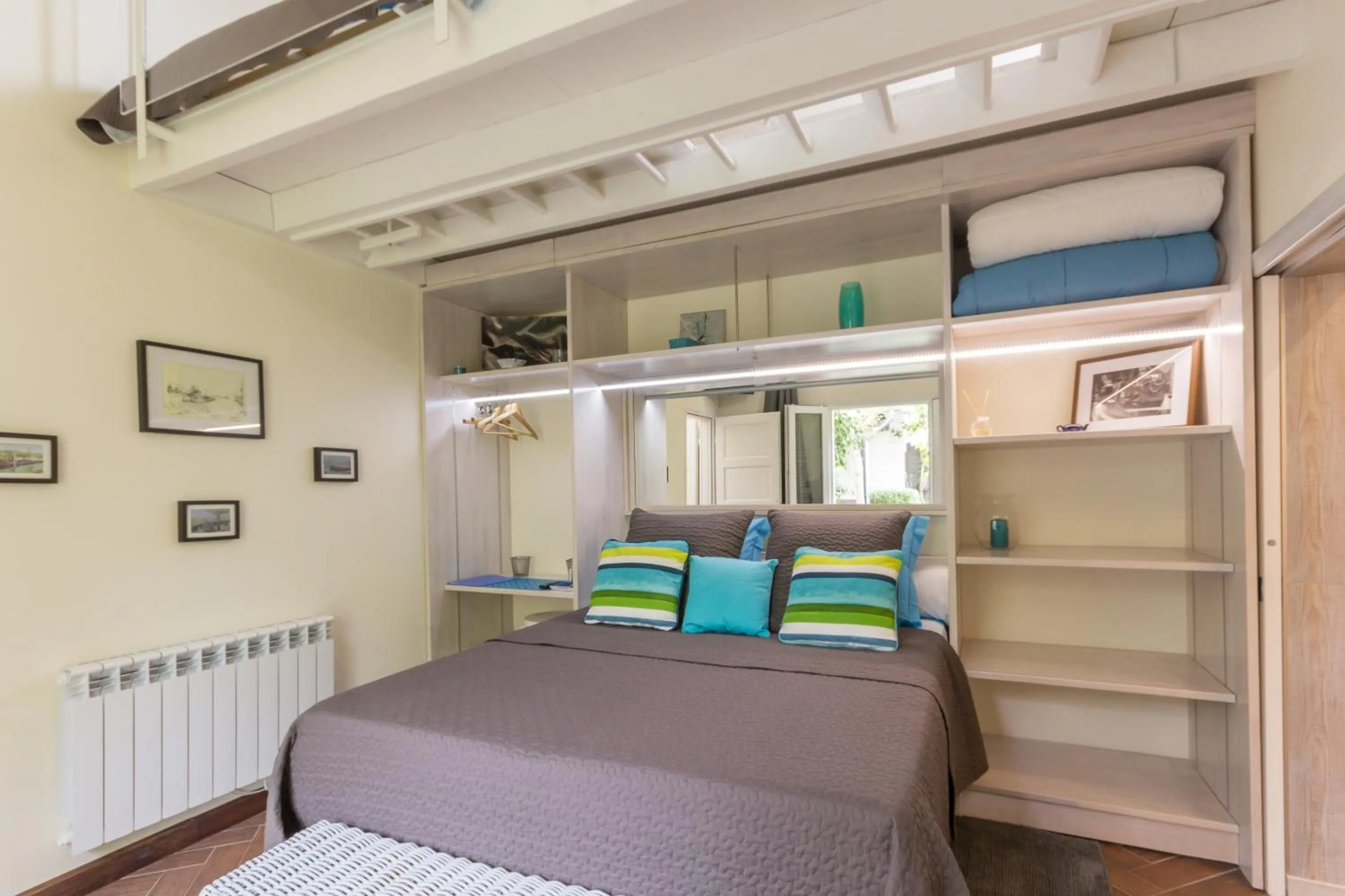 Photo of the whole room, Bed in L'ISLE DE FRANCE